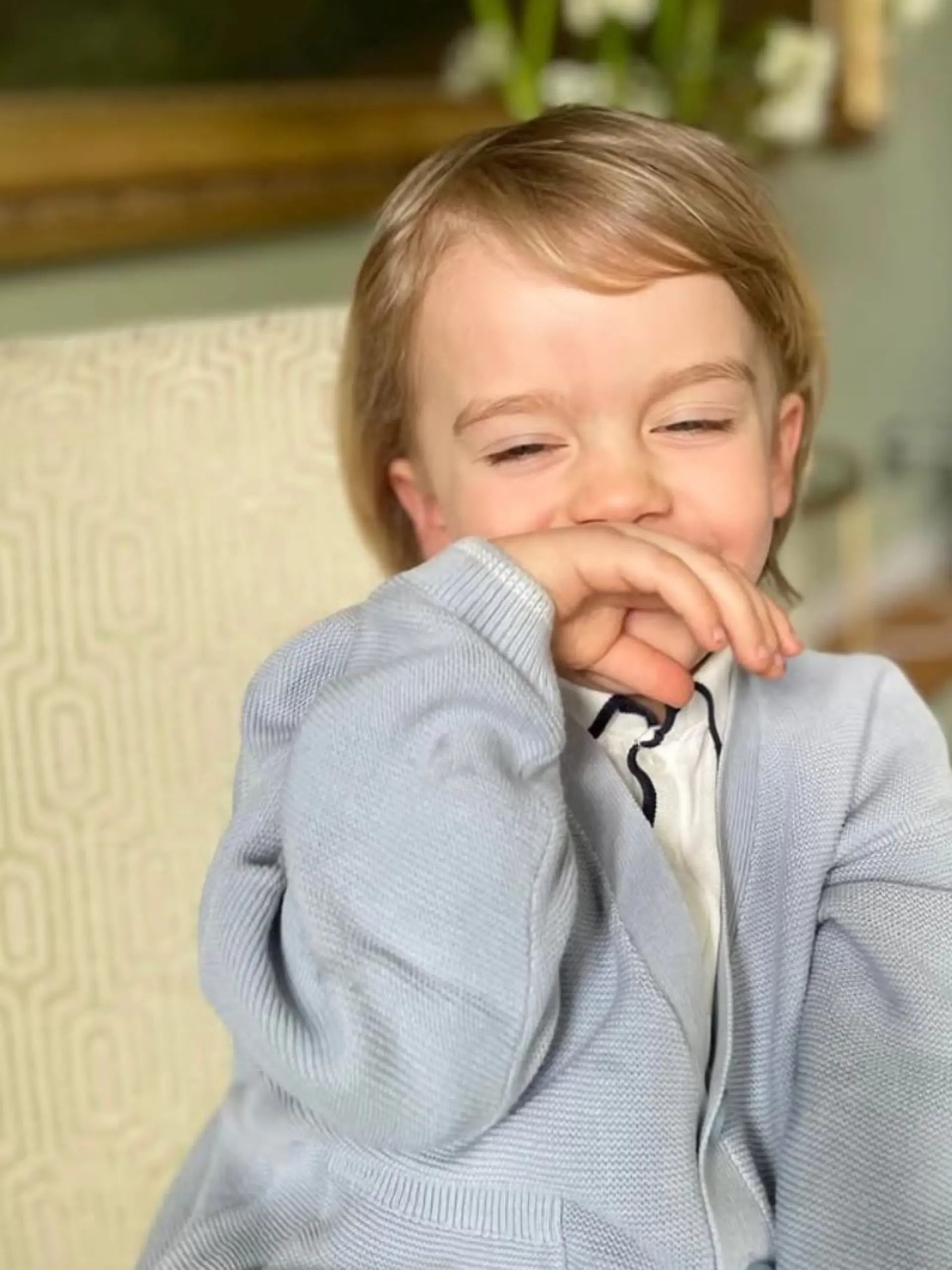 Prinz Julian von Schweden kichert sich in seinem vierten Geburtstag. 