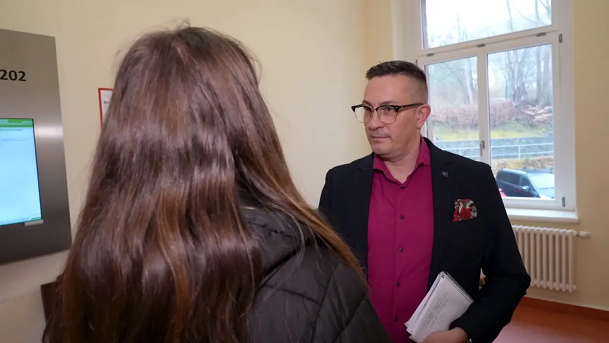 Im Gespräch mit RTL-Reporter Frank Vacik: Die Frau des Verurteilten möchte nicht erkannt werden. 