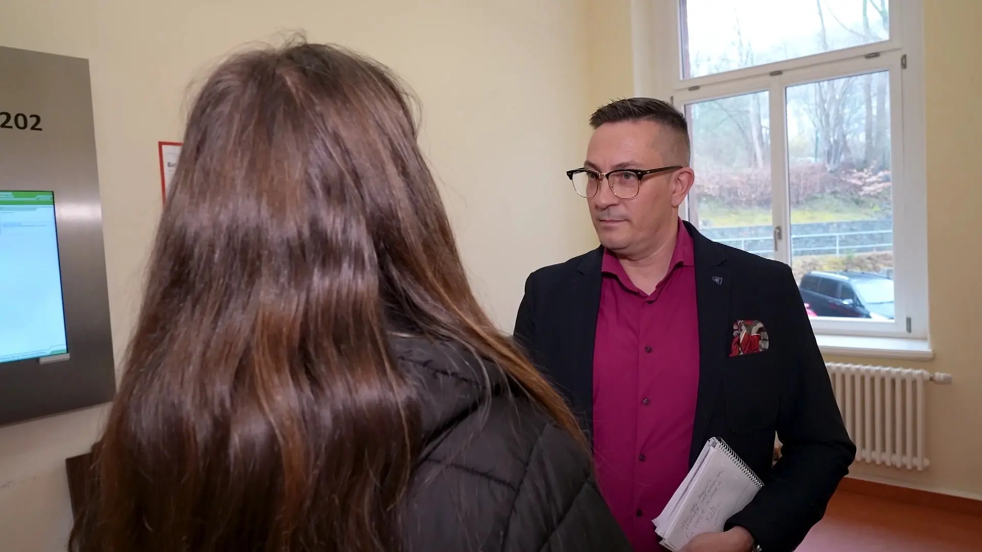 Im Gespräch mit RTL-Reporter Frank Vacik: Die Frau des Verurteilten möchte nicht erkannt werden.