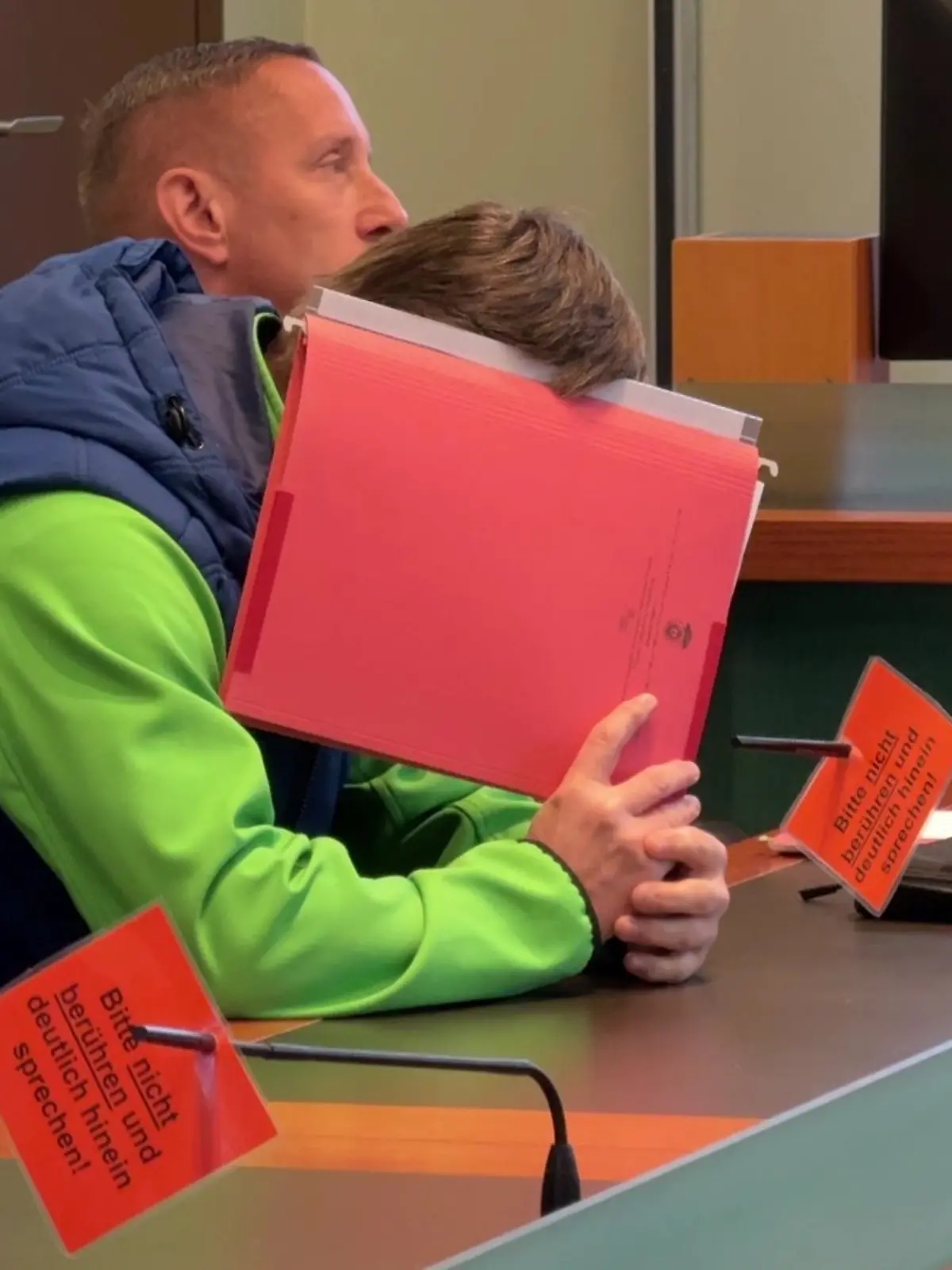 Weil der 44-Jährige Sex mit der minderjährigen Freundin seines Sohnes hatte, hat das Amtsgericht Daniel W. verurteilt.