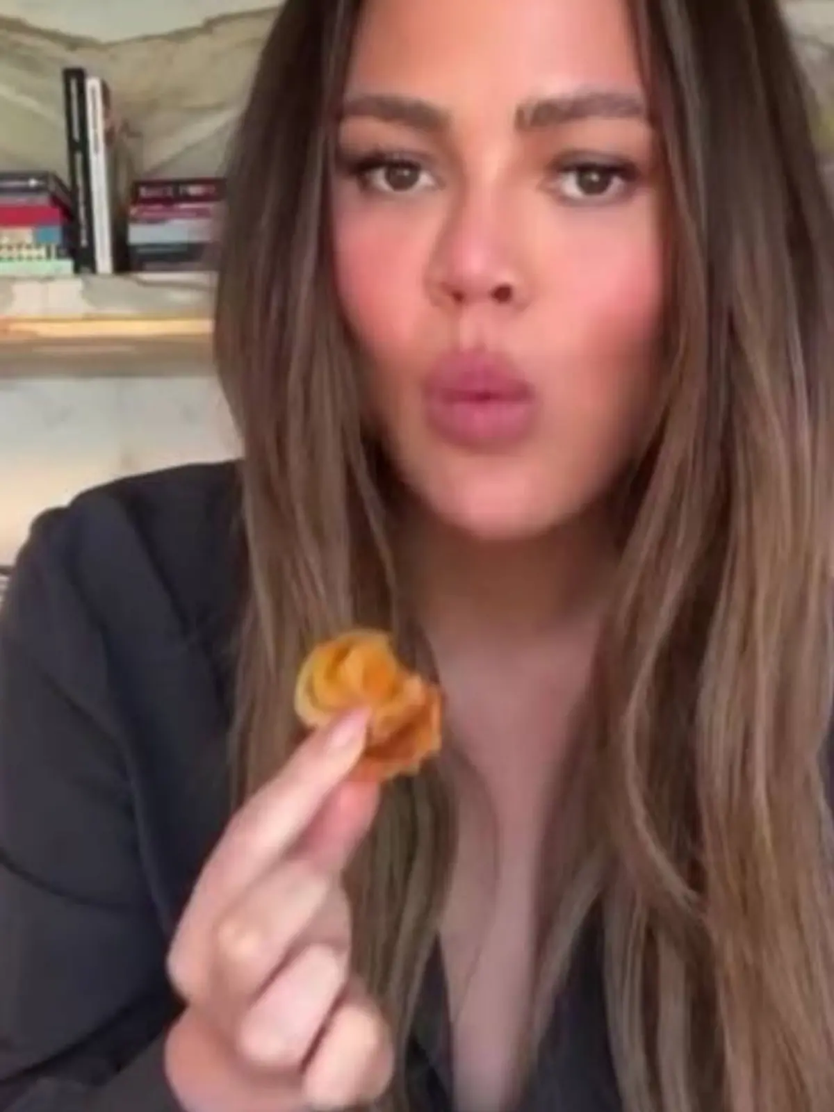 Auch die Ehefrau von Musiker John Legend, Model Chrissy Teigen, ist ganz angetan von dem Food-Trend und musste das Rezept direkt mal ausprobieren!