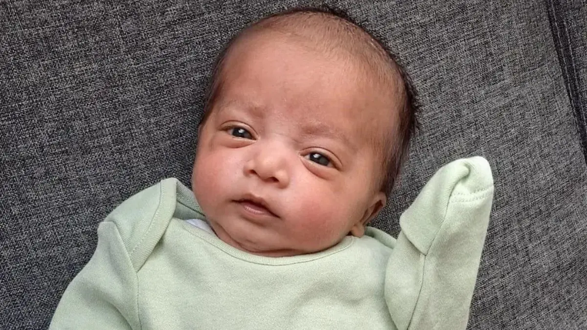 Zohan Ul Hassan ist erst acht Wochen alt. Aktuell liegt er aufgrund eines fatalen Fehlers bewusstlos im Krankenhaus.