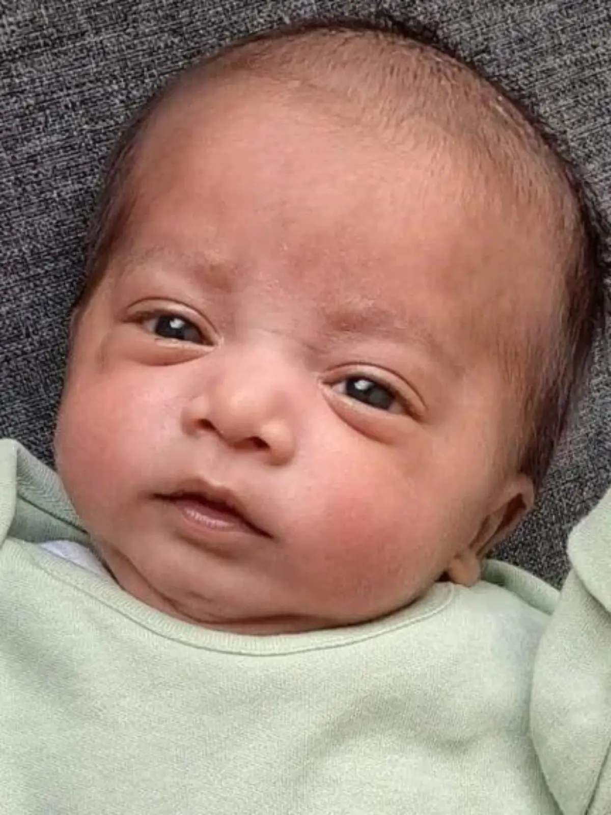 Zohan Ul Hassan ist erst acht Wochen alt. Aktuell liegt er aufgrund eines fatalen Fehlers bewusstlos im Krankenhaus.