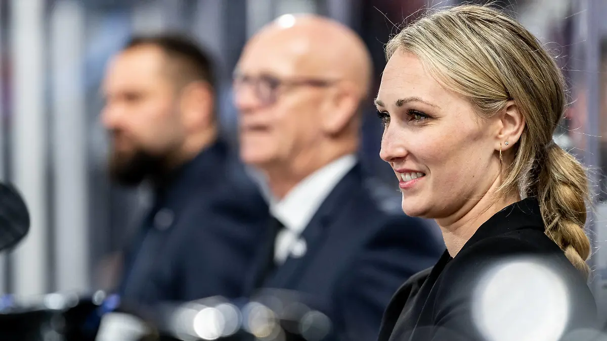 28.03.2022 - Eishockey - Saison 2021 2022 - DEL - Spieltag 53: Nürnberg Ice Tigers Icetigers - Iserlohn Roosters - / ThHa - Jessica Campbell Gast Trainerin, Power Skating Coach *** 28 03 2022 Ice Hockey Season 2021 2022 DEL Game Day 53 Nürnberg Ice Tigers Icetigers Iserlohn Roosters ThHa Jessica Campbell Guest Coach, Power Skating Coach
