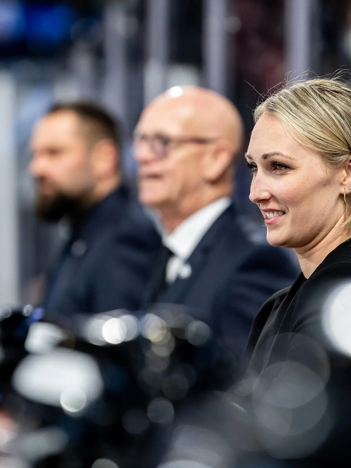  28.03.2022 - Eishockey - Saison 2021 2022 - DEL - Spieltag 53: Nürnberg Ice Tigers Icetigers - Iserlohn Roosters - / ThHa - Jessica Campbell Gast Trainerin, Power Skating Coach  *** 28 03 2022 Ice Hockey Season 2021 2022 DEL Game Day 53 Nürnberg Ice Tigers Icetigers Iserlohn Roosters ThHa Jessica Campbell Guest Coach, Power Skating Coach
