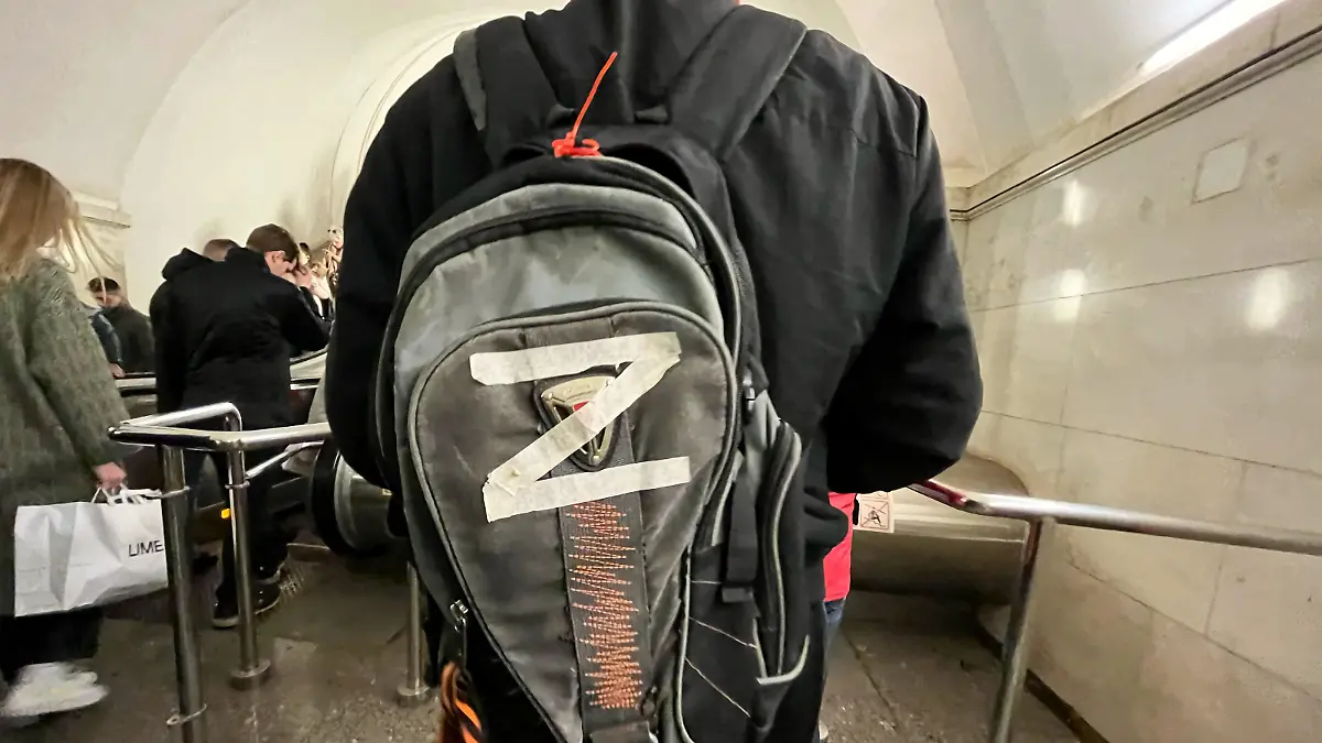 Der Buchstabe Z auf dem Rucksack eines Moskauer U-Bahn Passagiers.