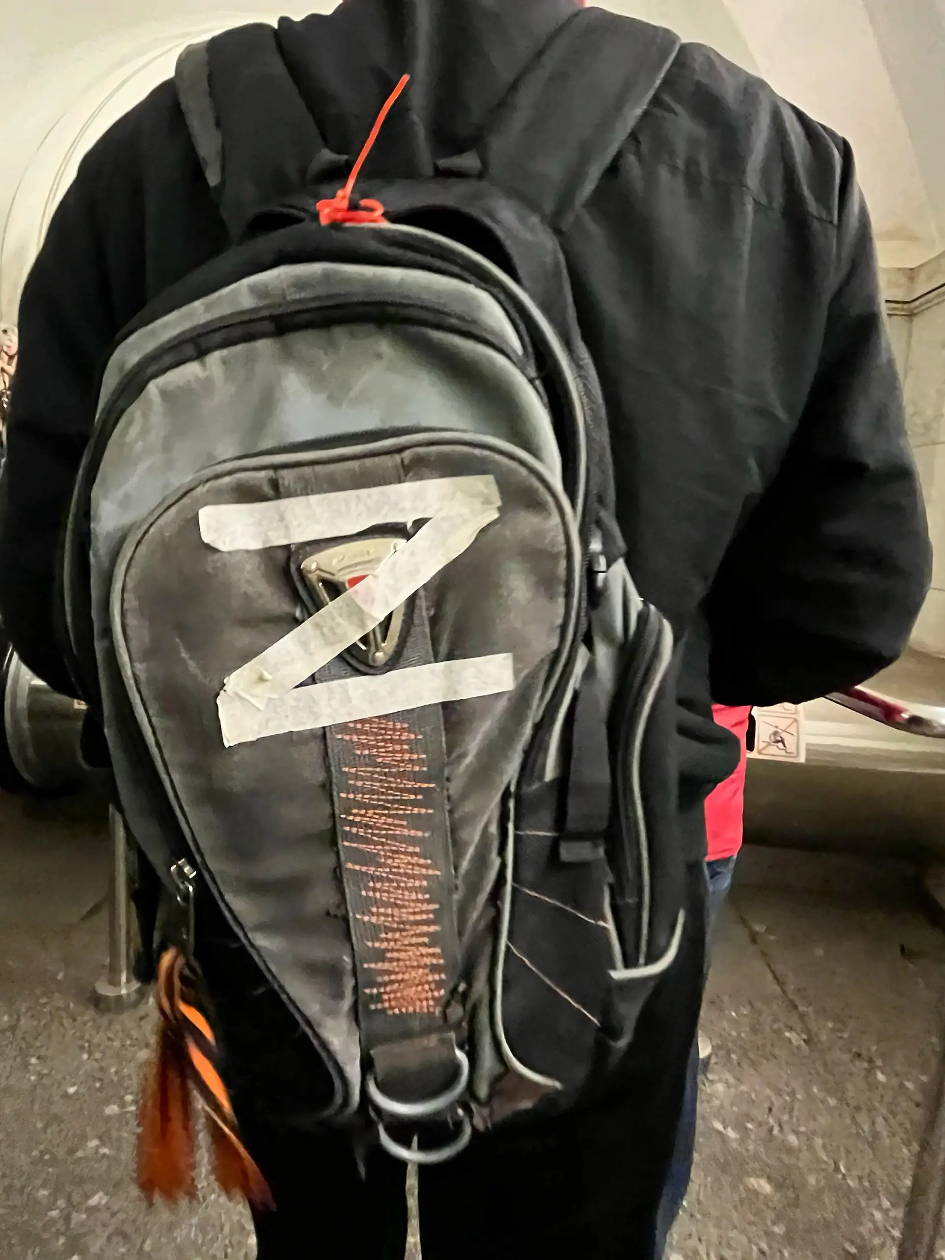 Der Buchstabe Z auf dem Rucksack eines Moskauer U-Bahn Passagiers.