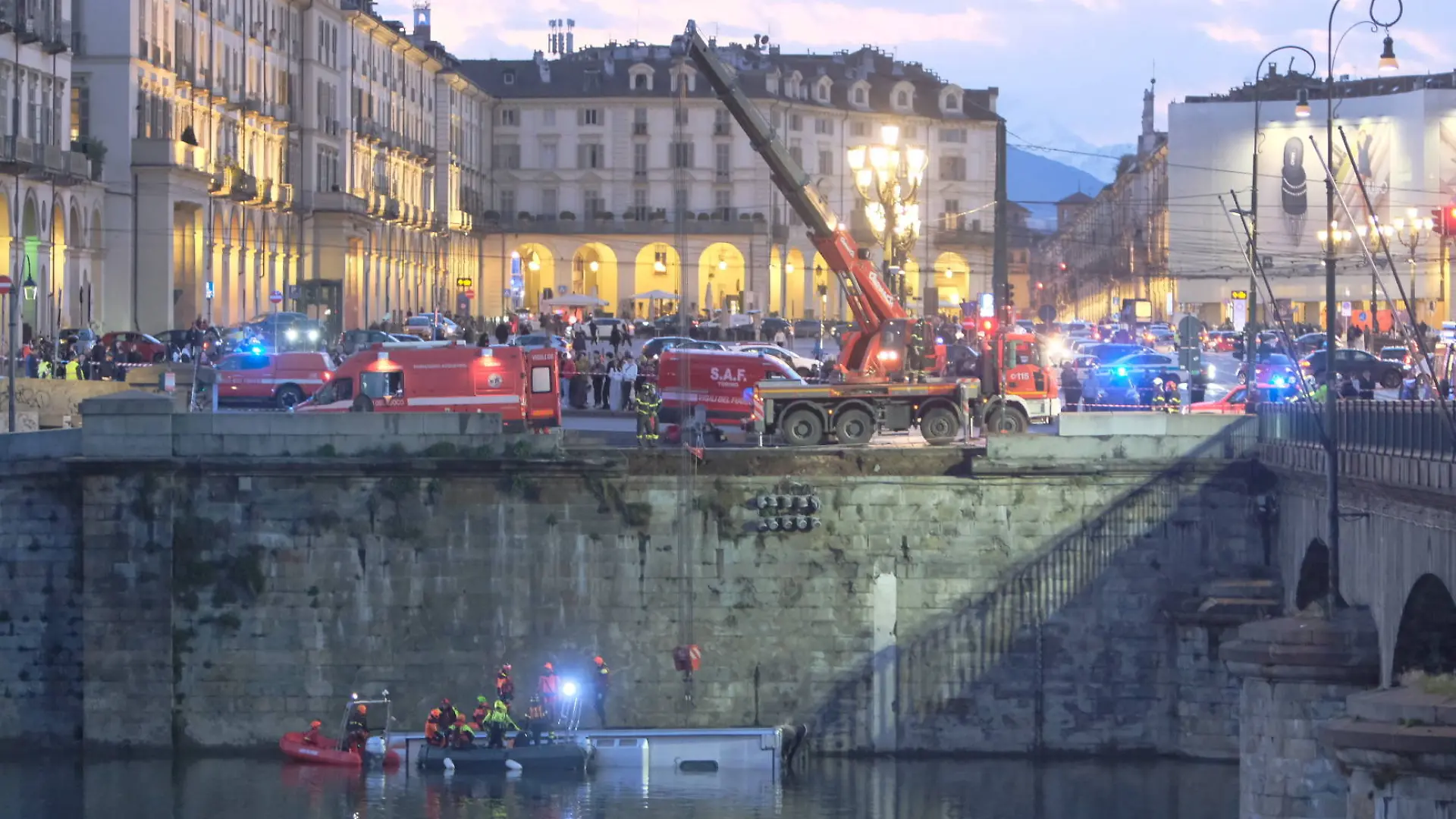 Reisebus stürzt in Turin in Fluss