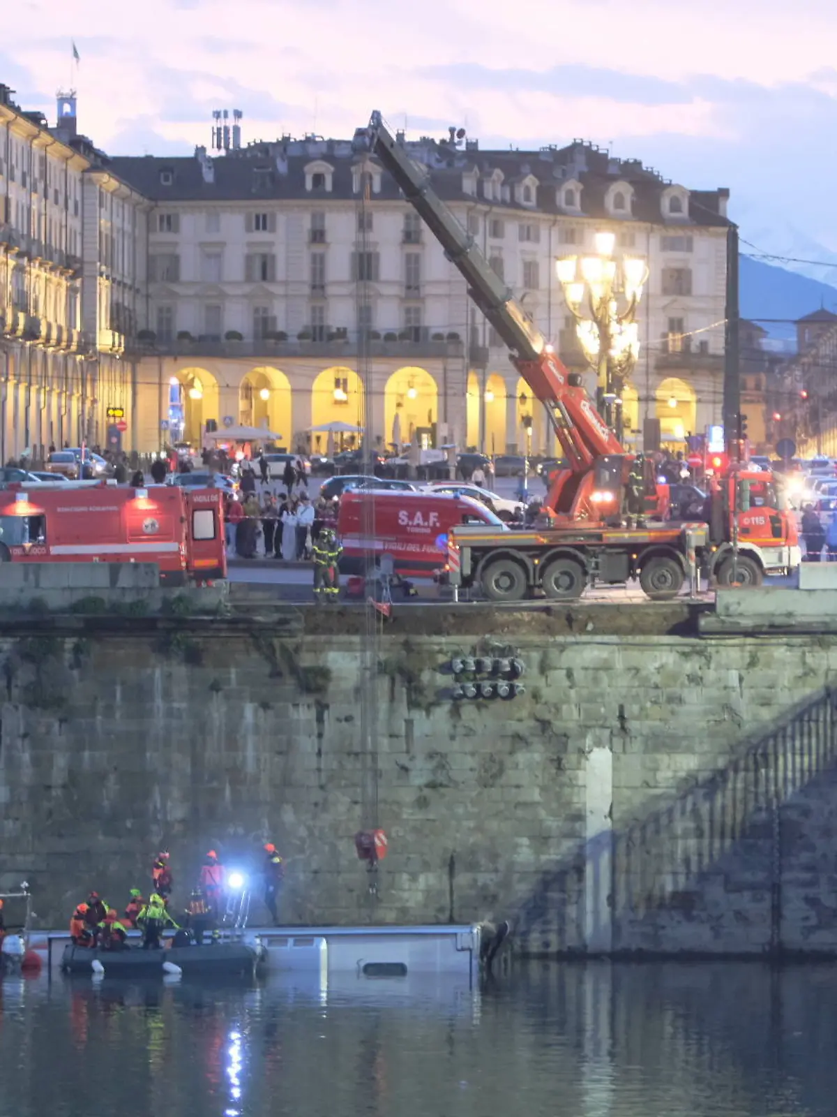 Reisebus stürzt in Turin in Fluss 