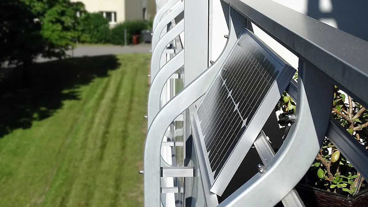 Mini photovoltaic system on a balcony (balcony power plant) 