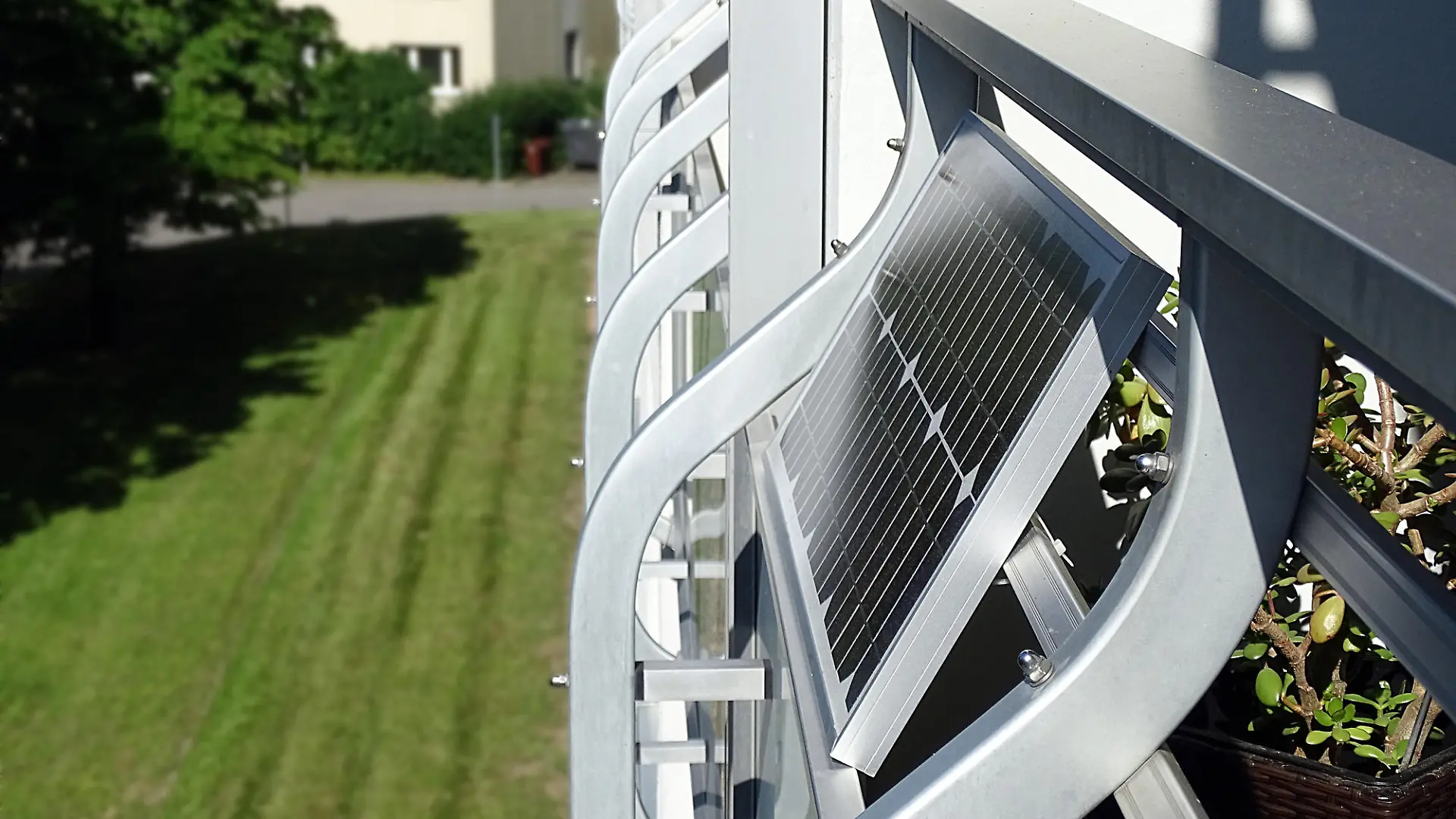 Mini photovoltaic system on a balcony (balcony power plant)
