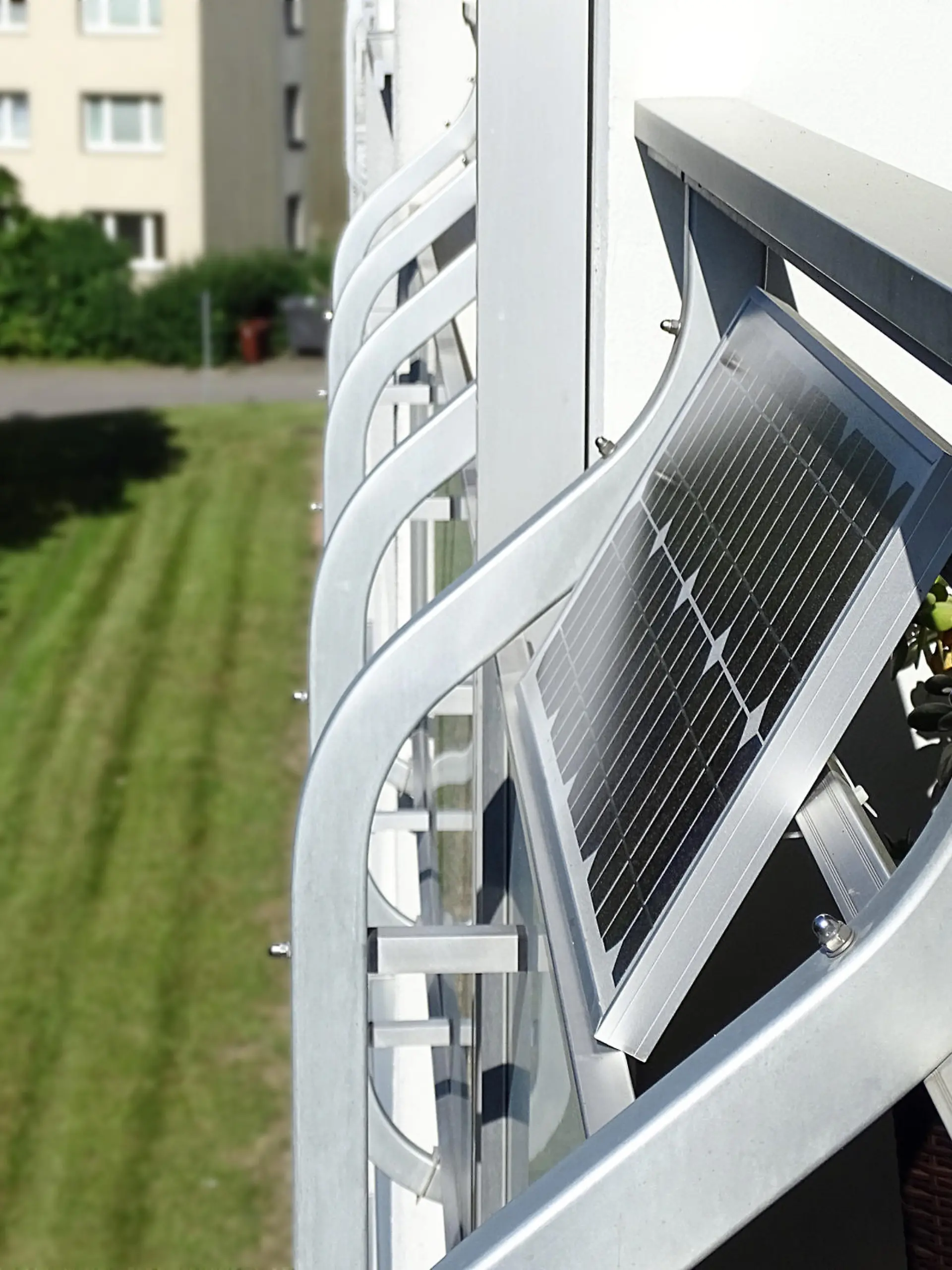 Mini photovoltaic system on a balcony (balcony power plant) 