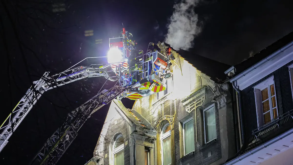 Vor Ort stellten die Feuerwehr dichten Rauch im dritten Obergeschoss des Hauses fest. (Foto aktuell)