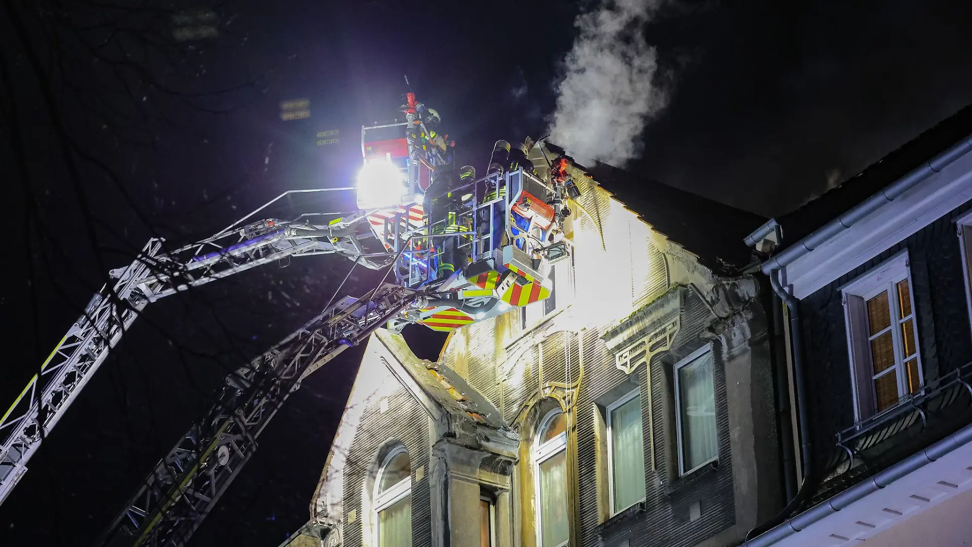 Vor Ort stellten die Feuerwehr dichten Rauch im dritten Obergeschoss des Hauses fest. (Foto aktuell)