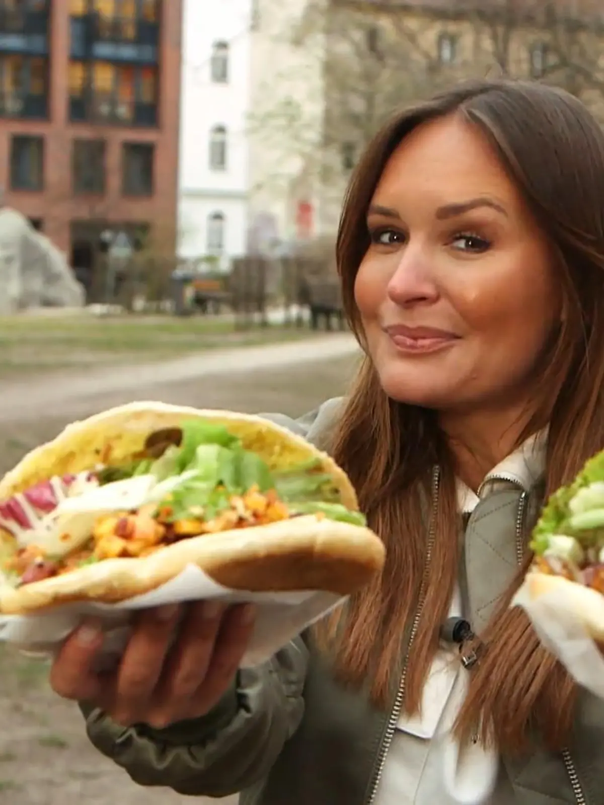 Was wäre unser Leben bloß ohne einen leckeren Döner! Zum Glück begeistert uns der kultige Imbiss für zwischendurch schon seit 50 Jahren. Aber woher kommt er eigentlich? RTL-Reporterin Madeline Zilch hat sich auf Spurensuche begeben.