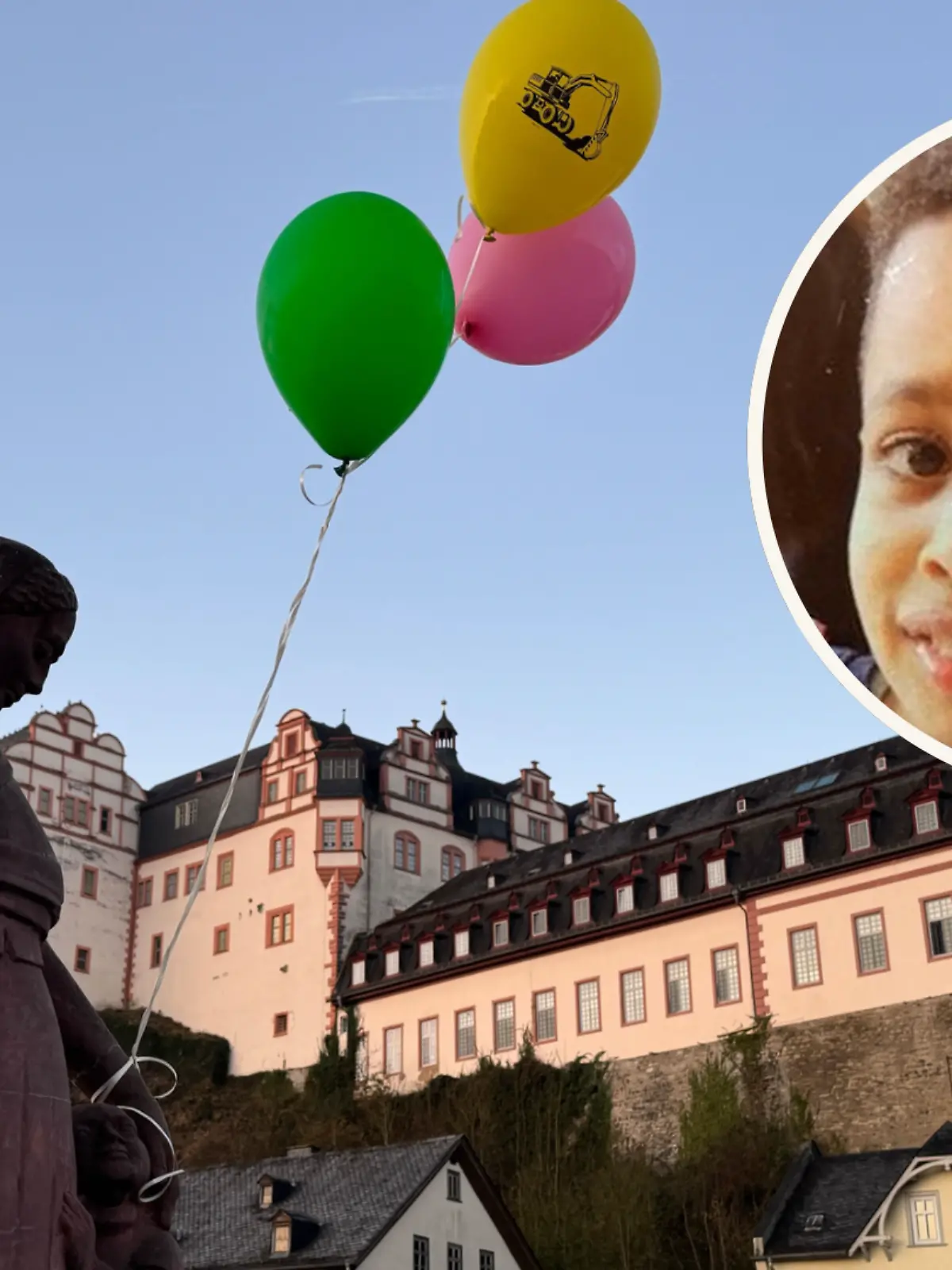 Bunte Luftballons hängen an einer Brücke über der Lahn, in der Hoffnung, die Aufmerksamkeit von Pawlos zu bekommen.