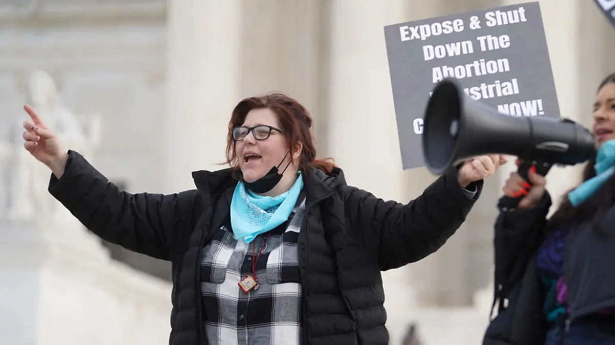 FILE PHOTO: Anti-abortion activists Lauren handy and Terrisa Bukovinac chant slogans after justices allowed abortion providers to pursue a legal challenge to a ban on most abortions in Texas, outside the U.S. Supreme Court in Washington, U.S., December 10, 2021. REUTERS/Sarah Silbiger/File Photo
