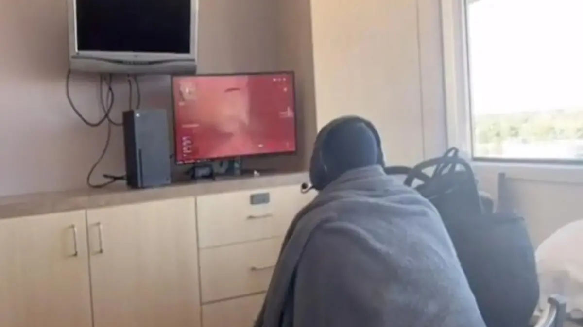 Warten aufs Baby: Dieser werdende Vater hat sich gegen Langeweile gleich das komplette Game-Center mit ins Krankenhaus gebracht.