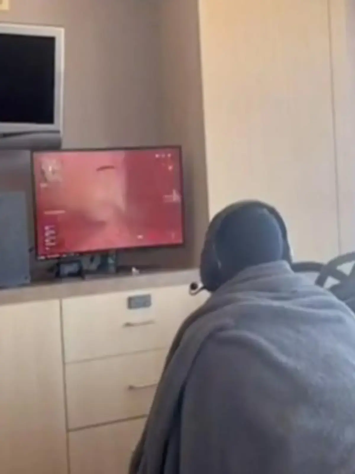 Warten aufs Baby: Dieser werdende Vater hat sich gegen Langeweile gleich das komplette Game-Center mit ins Krankenhaus gebracht.