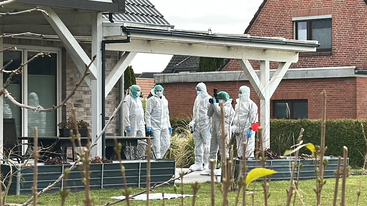 Die Spurensicherung durchsucht das Wohnhaus von Tanja K.P.