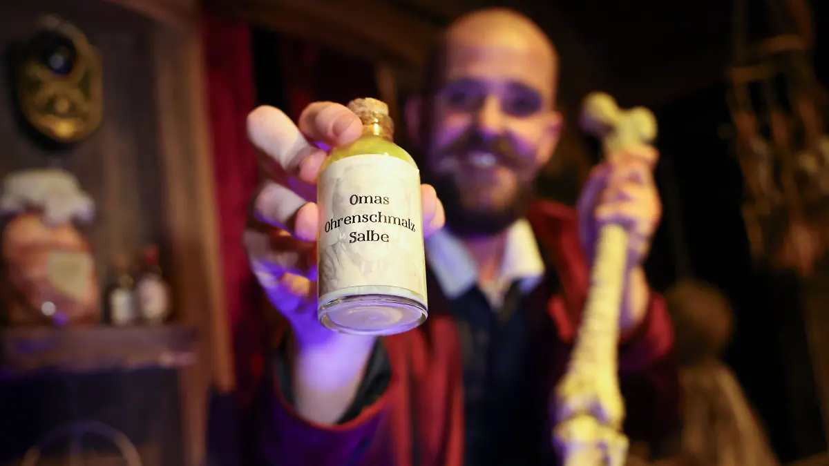 27.03.2025, Hamburg: Der Schauspieler Eike Reinke bei einer Pressevorführung der Sondershow «Der Wunderheiler» im Hamburg Dungeon. Die Show wird vom 31. März bis zum 4. Mai im Hamburg Dungeon in der Hamburger Speicherstadt gezeigt. Foto: Christian Charisius/dpa +++ dpa-Bildfunk +++