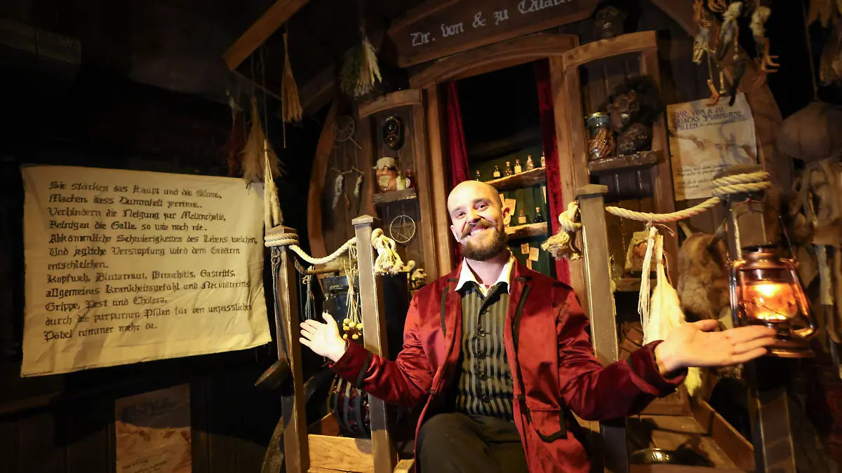 27.03.2025, Hamburg: Der Schauspieler Eike Reinke bei einer Pressevorführung der Sondershow «Der Wunderheiler» im Hamburg Dungeon. Die Show wird vom 31. März bis zum 4. Mai im Hamburg Dungeon in der Hamburger Speicherstadt gezeigt. Foto: Christian Charisius/dpa +++ dpa-Bildfunk +++