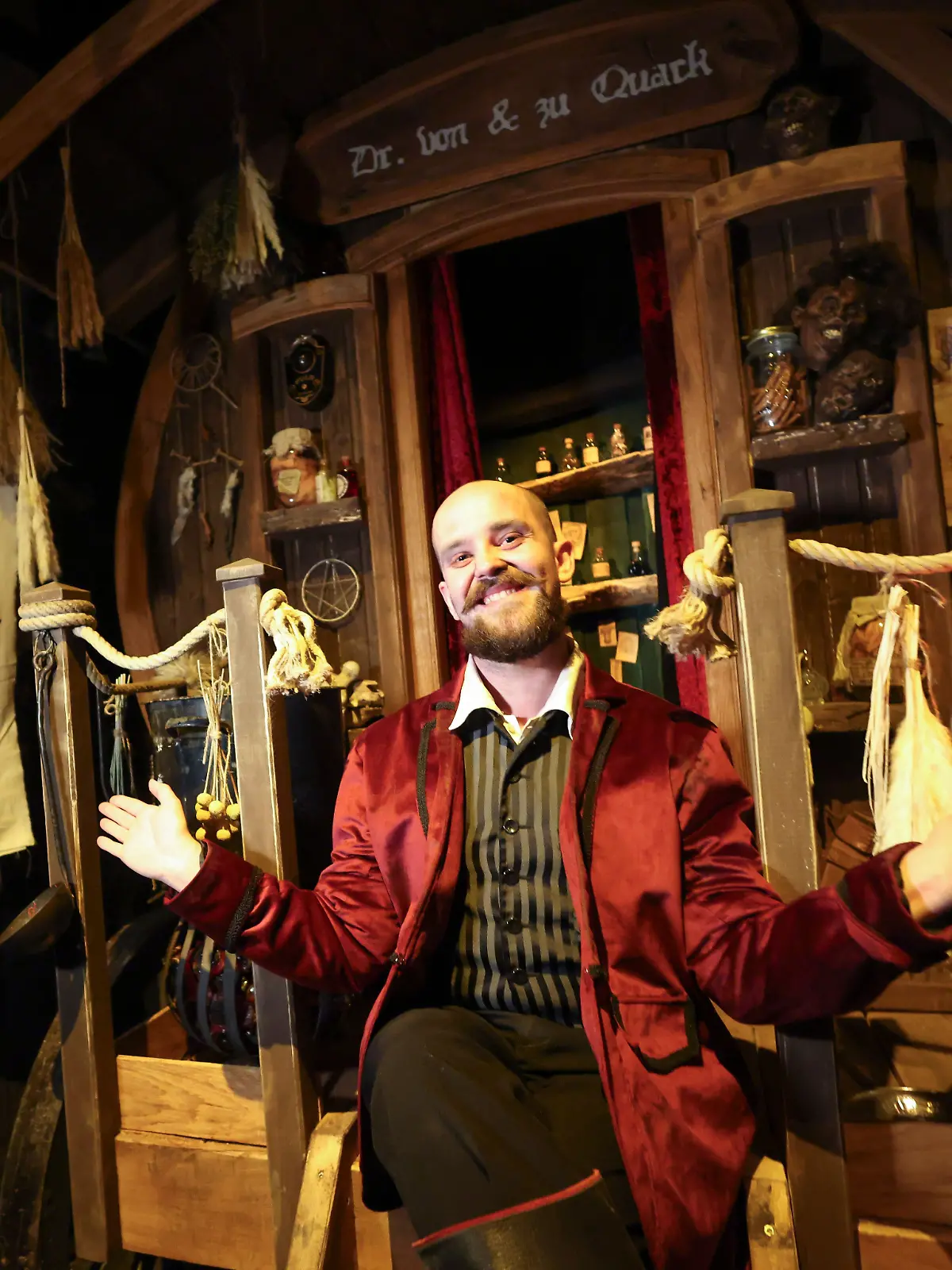 27.03.2025, Hamburg: Der Schauspieler Eike Reinke bei einer Pressevorführung der Sondershow «Der Wunderheiler» im Hamburg Dungeon. Die Show wird vom 31. März bis zum 4. Mai im Hamburg Dungeon in der Hamburger Speicherstadt gezeigt. Foto: Christian Charisius/dpa +++ dpa-Bildfunk +++