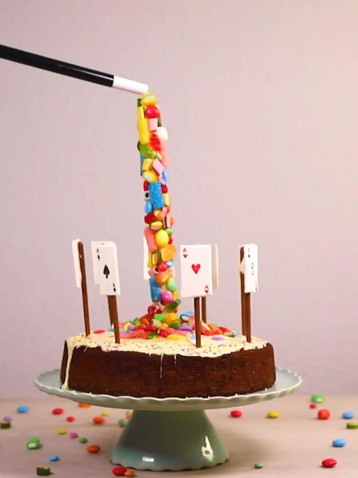 Der Zauberstab schwebt in der Luft und lässt wie aus dem Nichts leckere Süßigkeiten auf den Kuchen rieseln. Mehr Back-Magie geht nicht! Wie der optische Trick funktioniert, zeigen wir Ihnen Schritt für Schritt im Video.