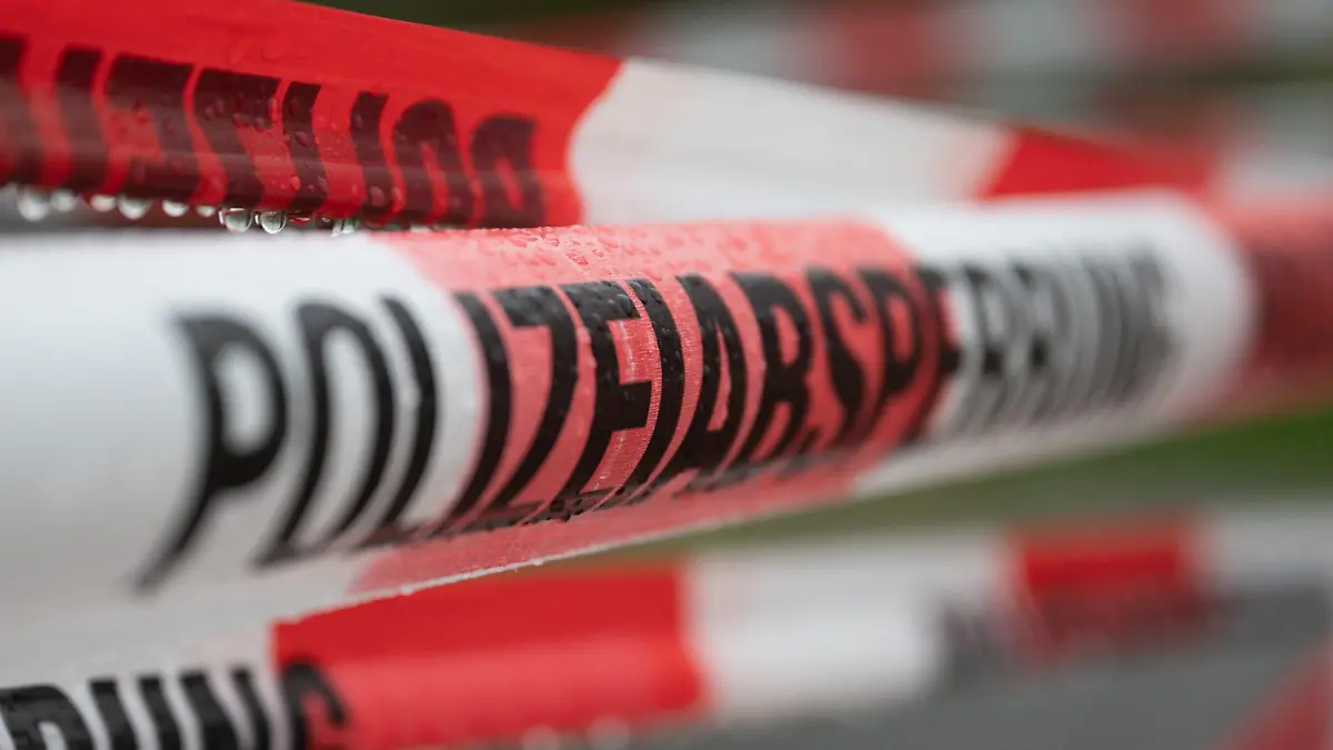 ARCHIV - 15.04.2023, Sachsen, Dresden: Absperrband der Polizei sperrt den Durchgang zu der Fundstelle einer Weltkriegsbombe (zu dpa ««Brutal getötet» - Leiche von vermisstem Arzt aus Gerolstein gefunden»). Foto: Sebastian Kahnert/dpa +++ dpa-Bildfunk +++