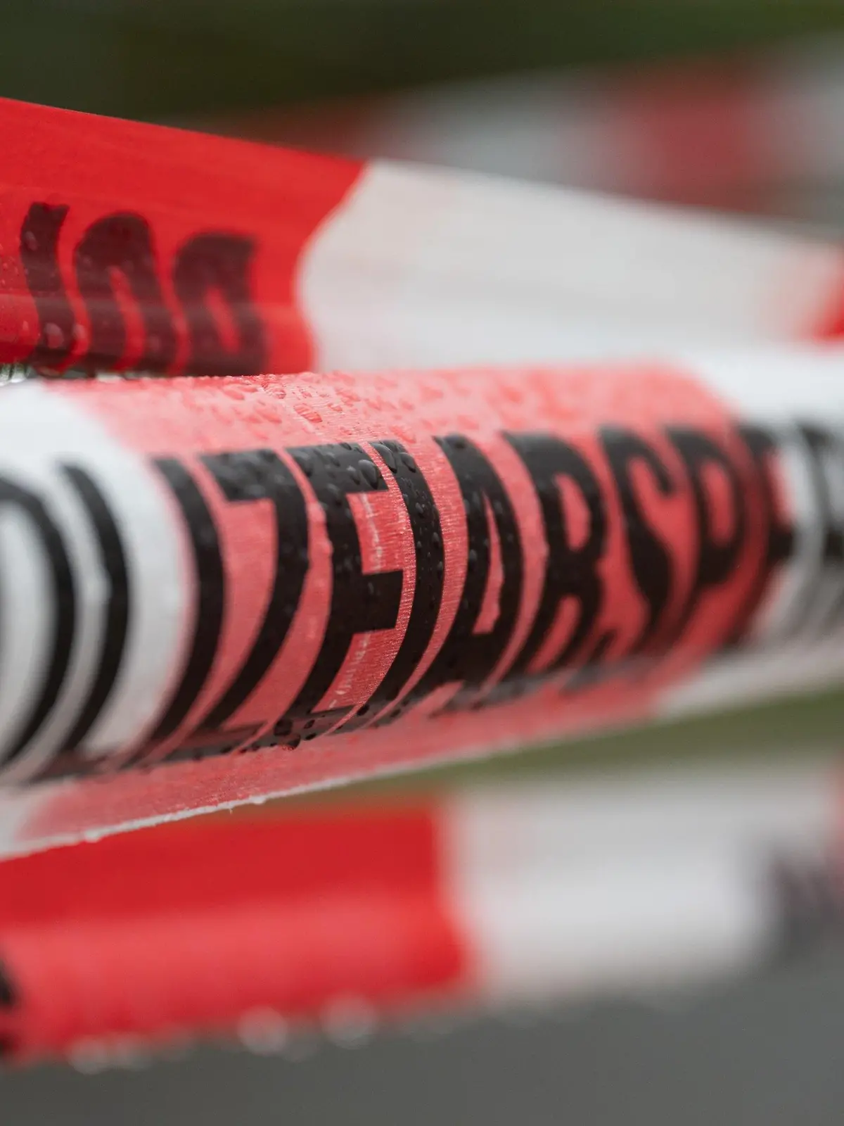 ARCHIV - 15.04.2023, Sachsen, Dresden: Absperrband der Polizei sperrt den Durchgang zu der Fundstelle einer Weltkriegsbombe (zu dpa ««Brutal getötet» - Leiche von vermisstem Arzt aus Gerolstein gefunden»). Foto: Sebastian Kahnert/dpa +++ dpa-Bildfunk +++