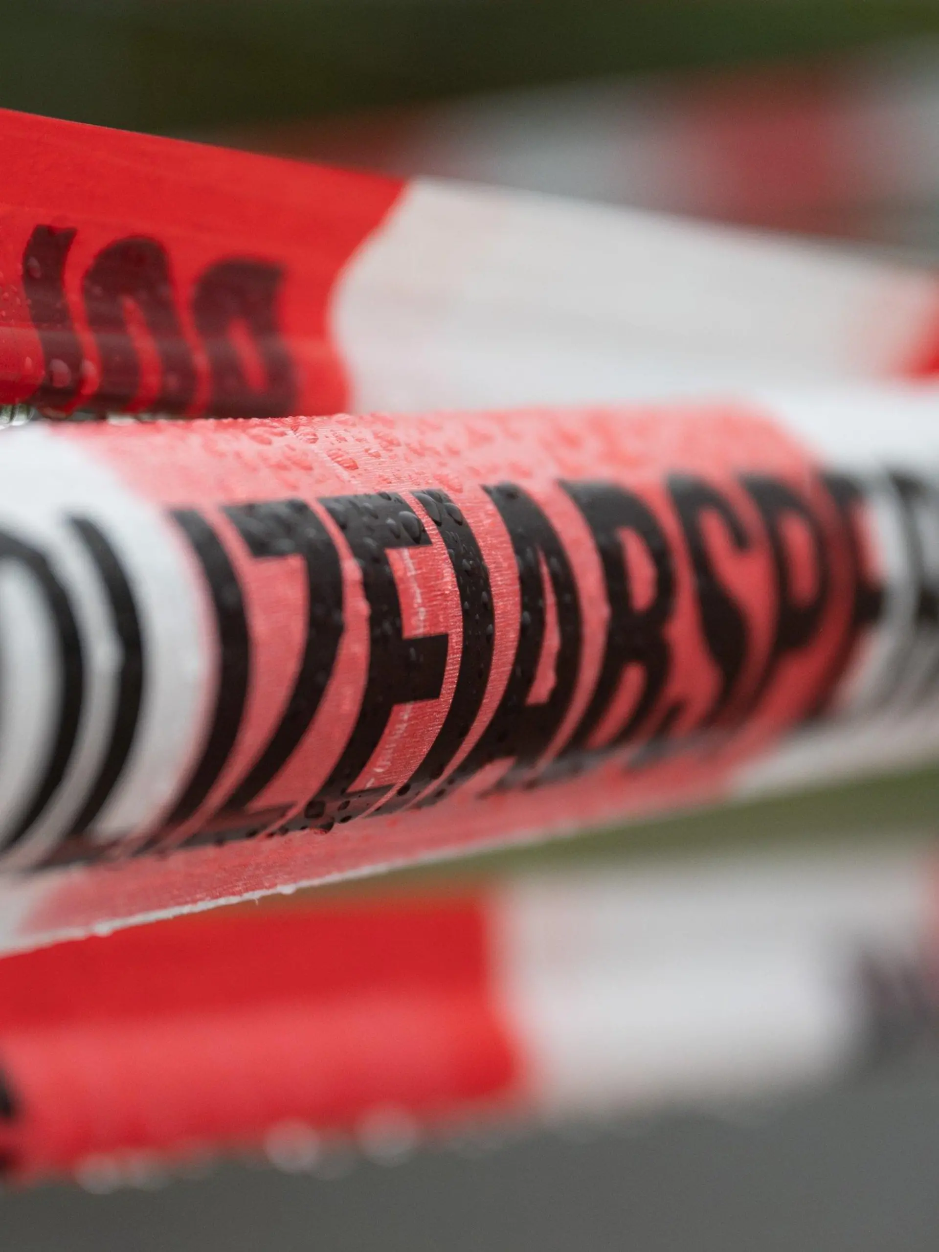ARCHIV - 15.04.2023, Sachsen, Dresden: Absperrband der Polizei sperrt den Durchgang zu der Fundstelle einer Weltkriegsbombe (zu dpa ««Brutal getötet» - Leiche von vermisstem Arzt aus Gerolstein gefunden»). Foto: Sebastian Kahnert/dpa +++ dpa-Bildfunk +++