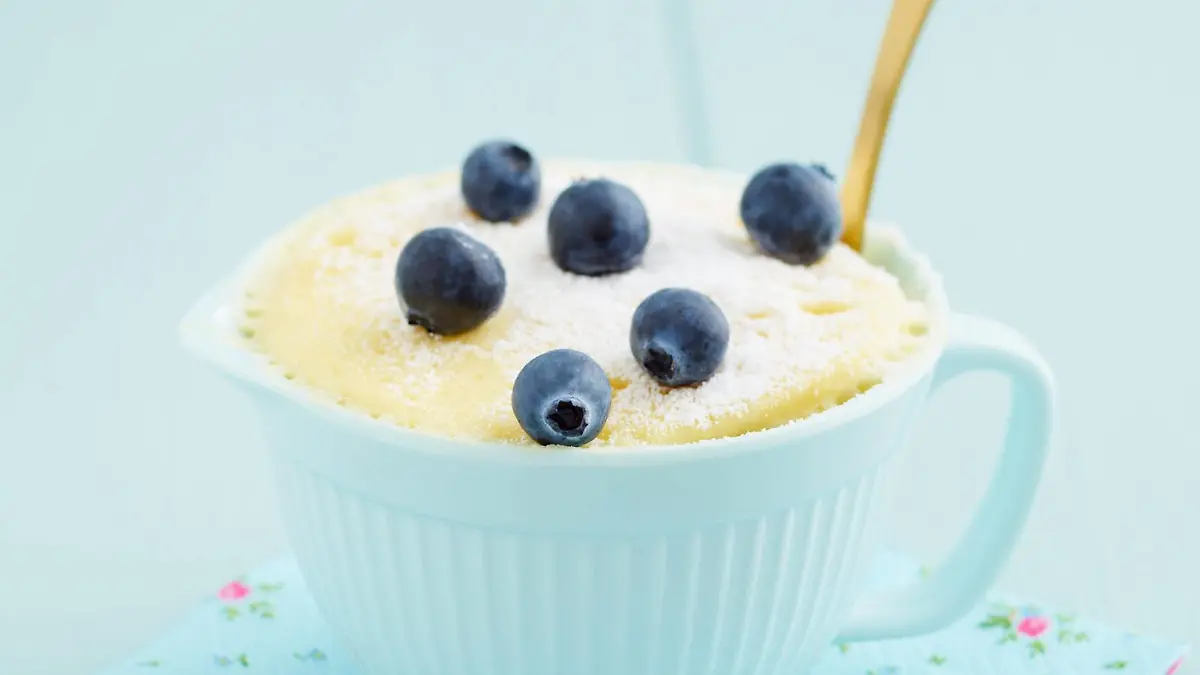Kleiner Vanille-Tassenkuchen mit Blaubeeren