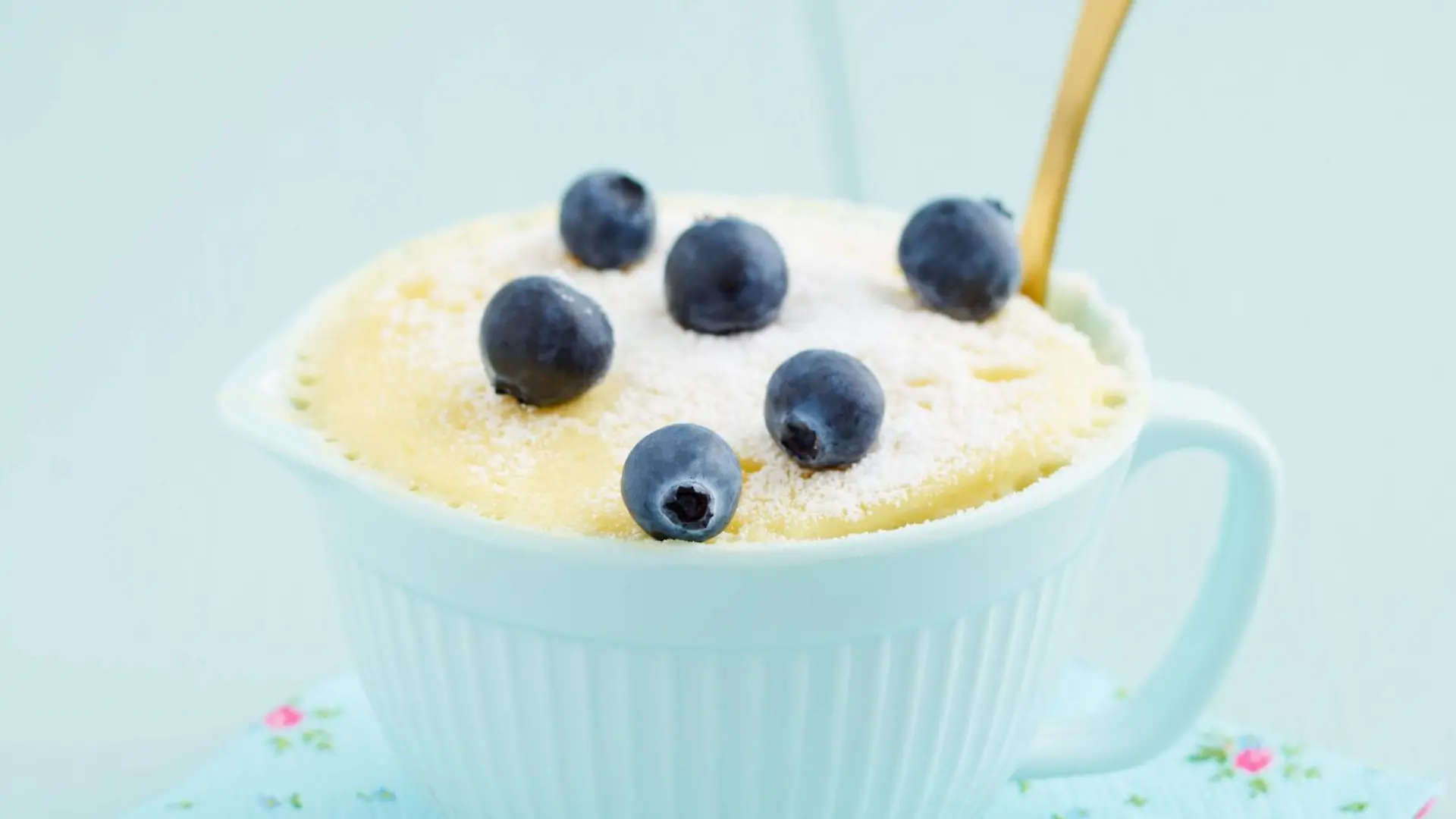 Kleiner Vanille-Tassenkuchen mit Blaubeeren