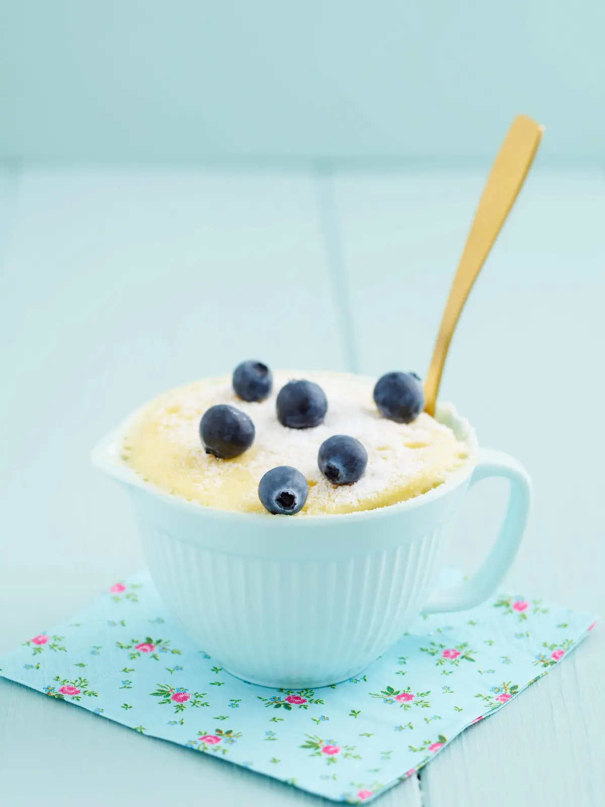 Kleiner Vanille-Tassenkuchen mit Blaubeeren