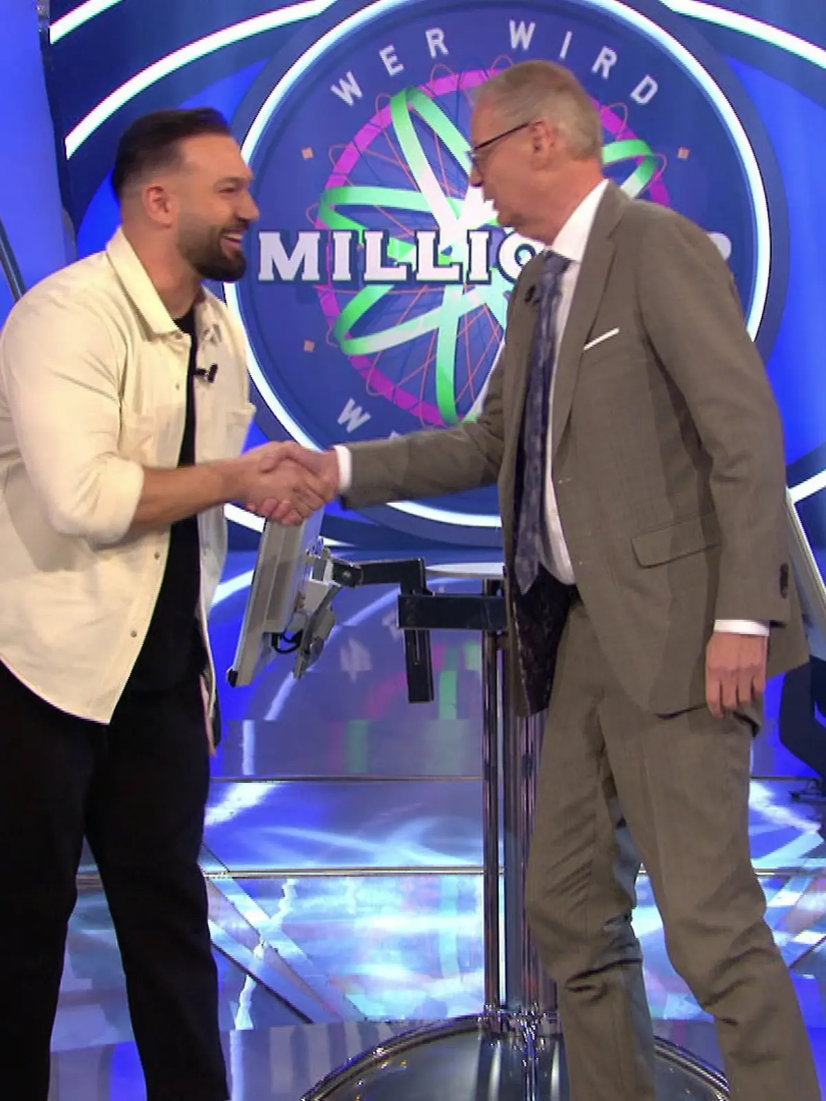 „Wer wird Millionär?”-Moderator Günther Jauch gratuliert Ufuk Durdagi zu 16.000 Euro