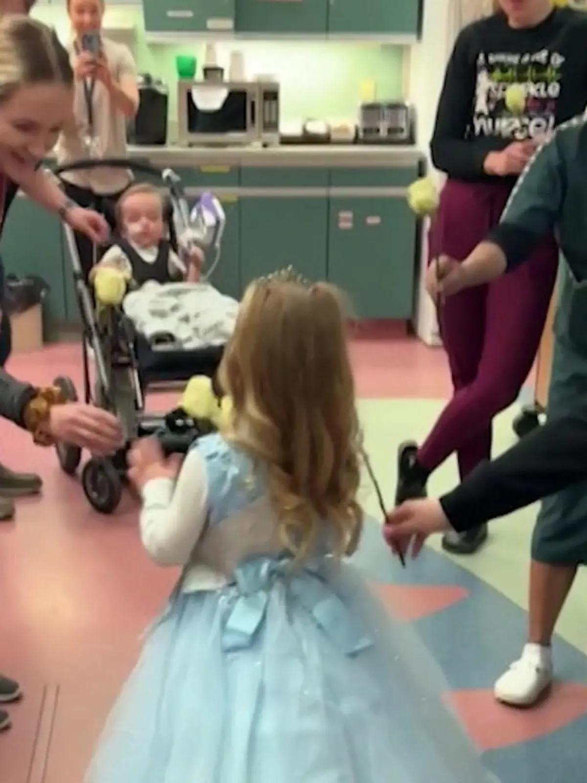 Krankenhaus-Personal schenkt Adeline (4) Märchen-Geburtstag.