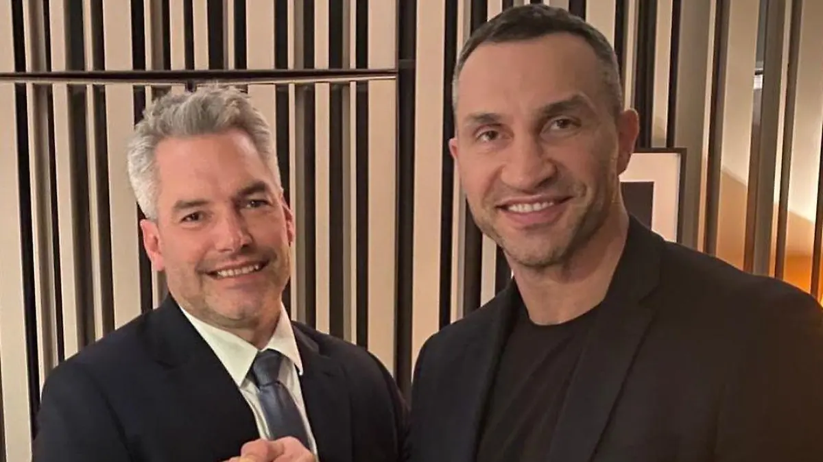 Wladimir Klitschko mit dem österreichischen Bundeskanzler Karl Nehammer in Berlin.
