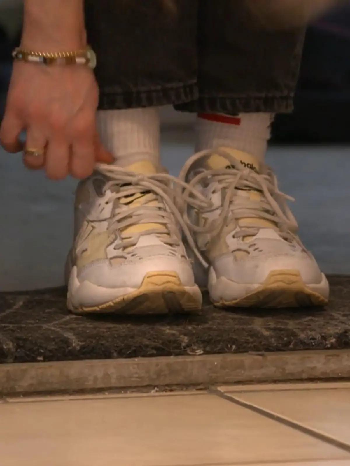 Bild zu: "Schuhe zu Hause anlassen oder ausziehen – zu welchem Team gehört ihr?"