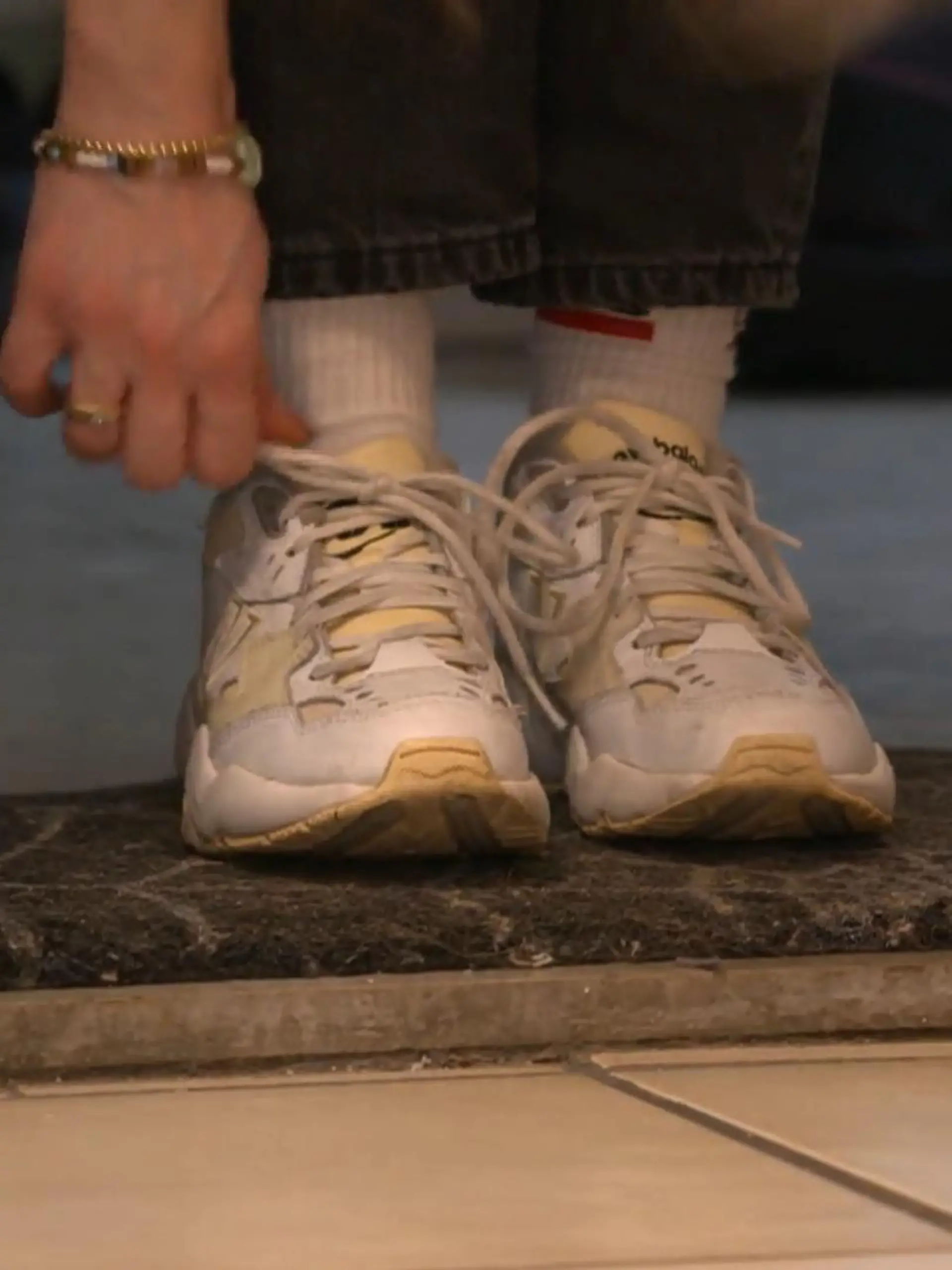 Bild zu: "Schuhe zu Hause anlassen oder ausziehen – zu welchem Team gehört ihr?"