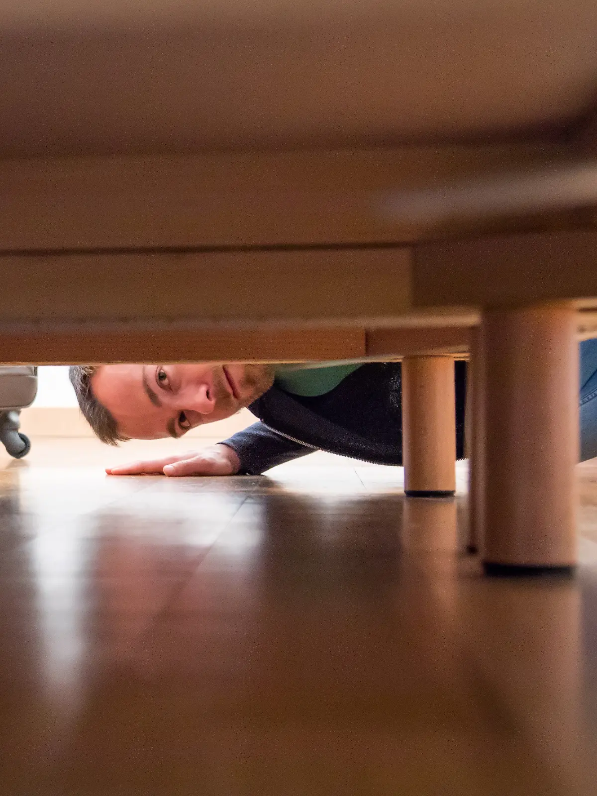 Bild zu: "Babysitter sucht Monster unter Bett – und wird fündig!"