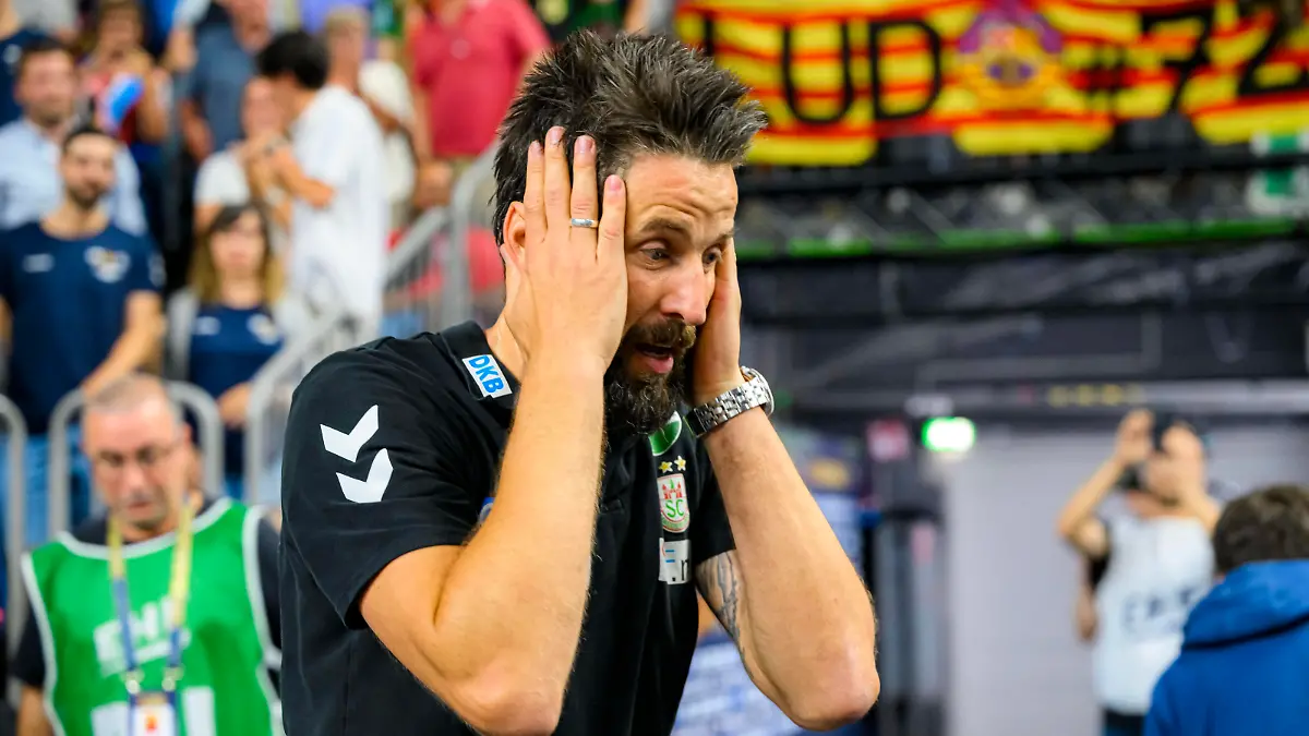 Koeln, Deutschland 17. Juni 2032: Handball EHF CL Final4 - 22/23 - Finale - SC Magdeburg - Kielce Trainer Bennet Wiegert Magdeburg Koeln Lanxess Arena Nordrhein-Westfalen Deutschland *** Cologne, Germany 17 June 2032 Handball EHF CL Final4 22 23 Final SC Magdeburg Kielce Coach Bennet Wiegert Magdeburg Cologne Lanxess Arena North Rhine Westphalia Germany