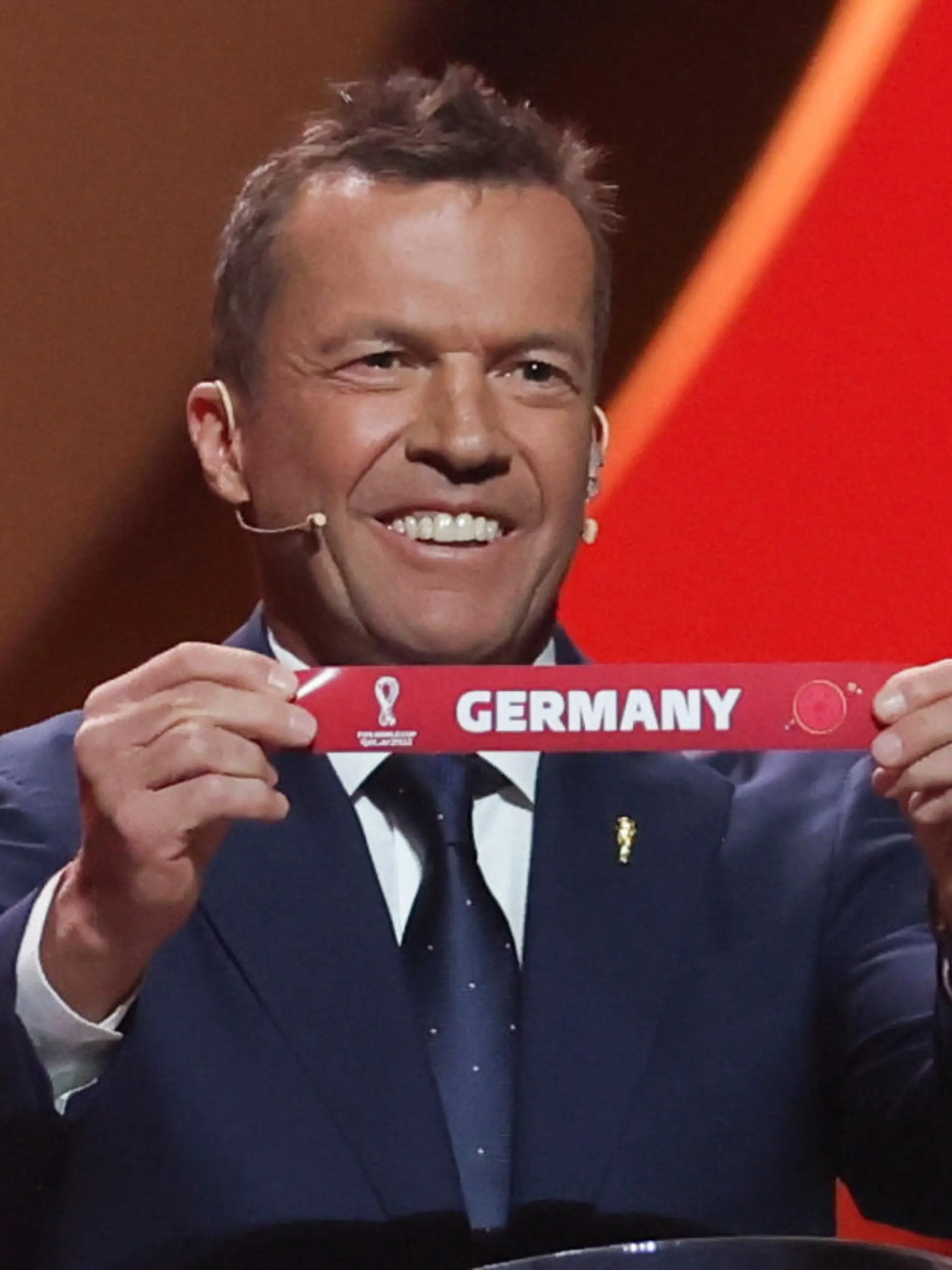 Fußball: WM, Auslosung der Vorrunde in Doha. Lothar Matthäus hält das Los von Deutschland in den Händen.