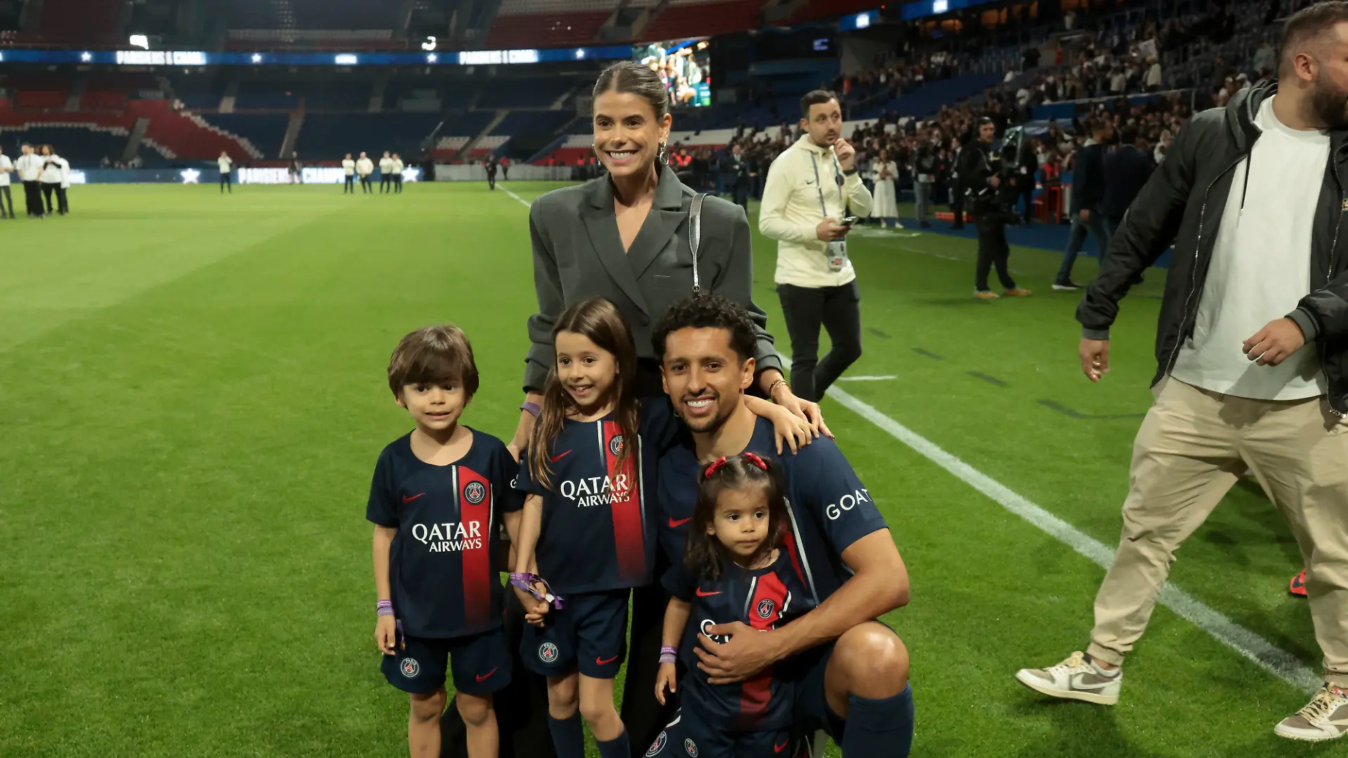 Fußball-Star Marquinhos und Carol Cabrino mit ihren drei Kindern Maria Eduarda, Enrico und Marina.