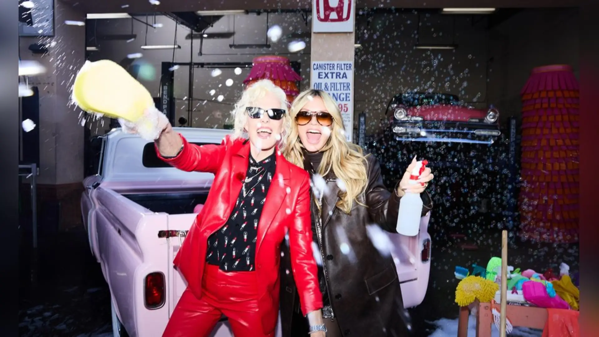 Viel Spaß beim Carwash-Shooting: Ellen von Unwerth (l.) und Heidi Klum. 