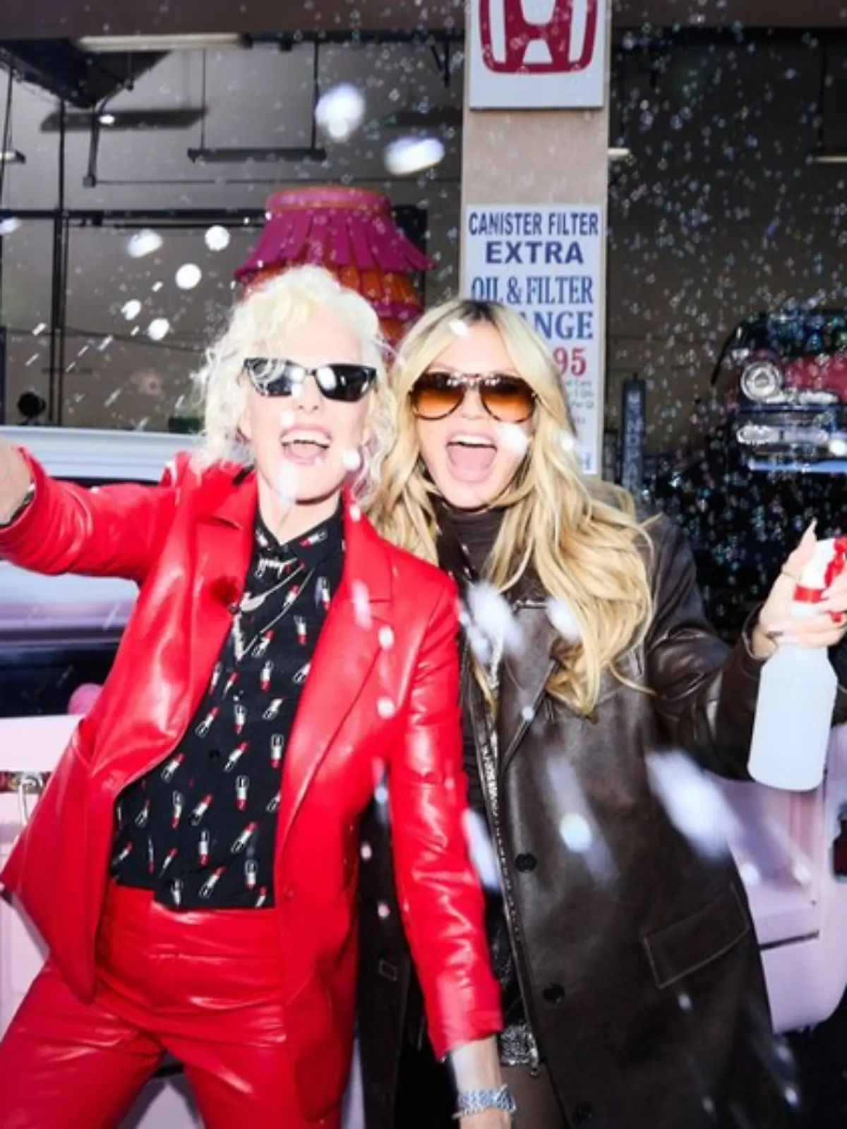 Viel Spaß beim Carwash-Shooting: Ellen von Unwerth (l.) und Heidi Klum. 