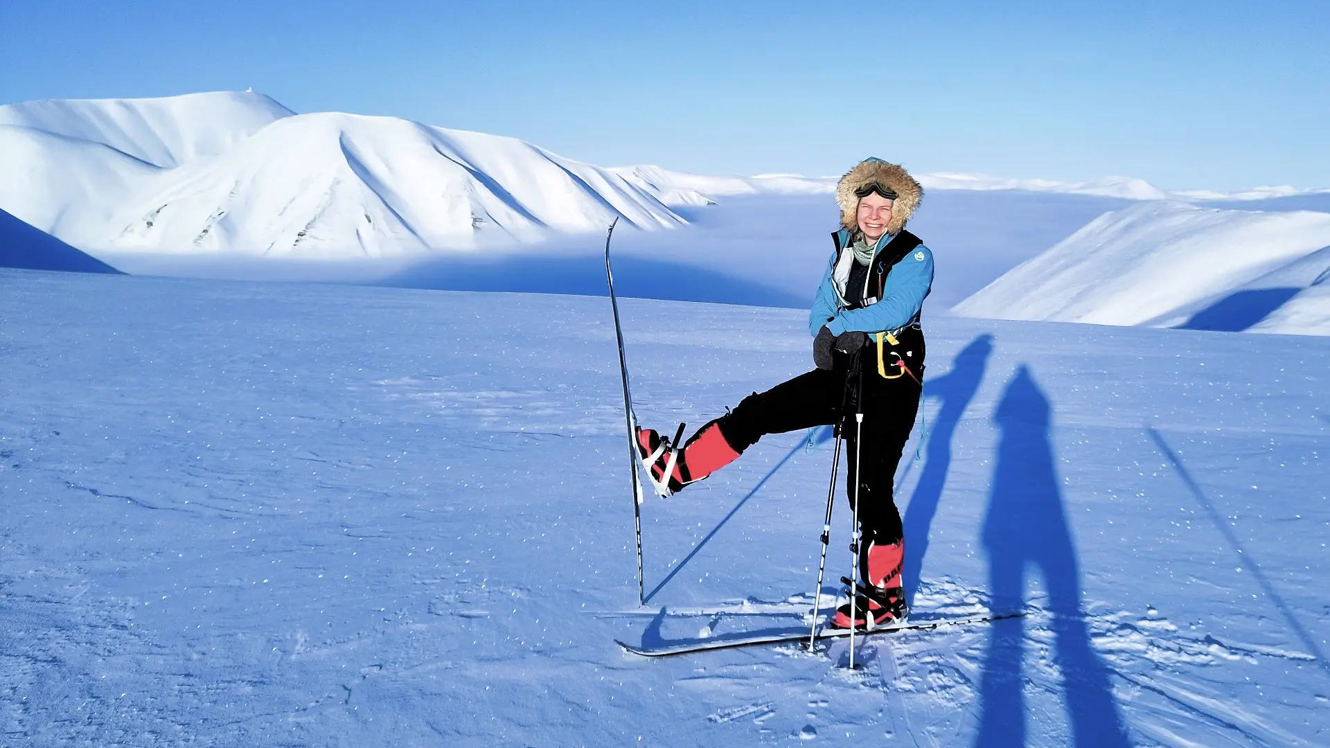 Rabea Rogge ist bei einem Training auf Spitzbergen mit Skiern 