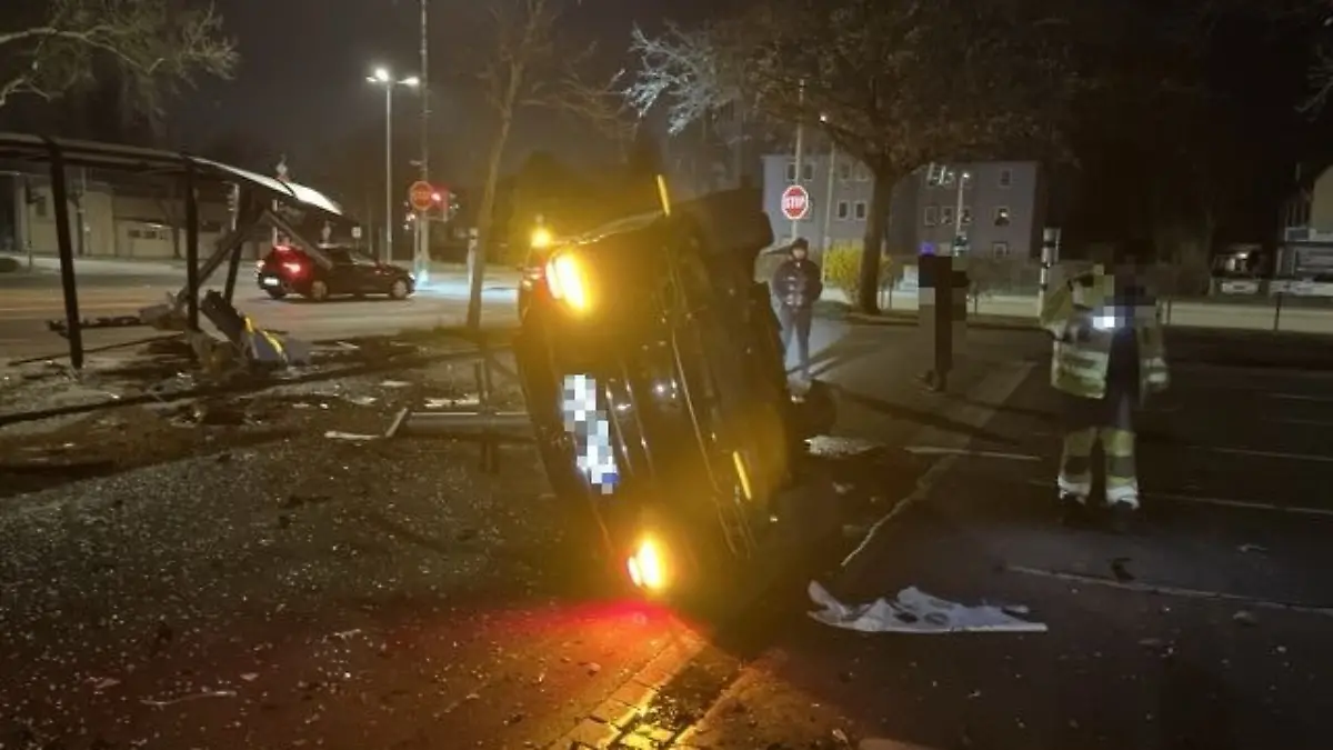 Unfallstelle mit dem auf der Seite liegenden Mercedes
