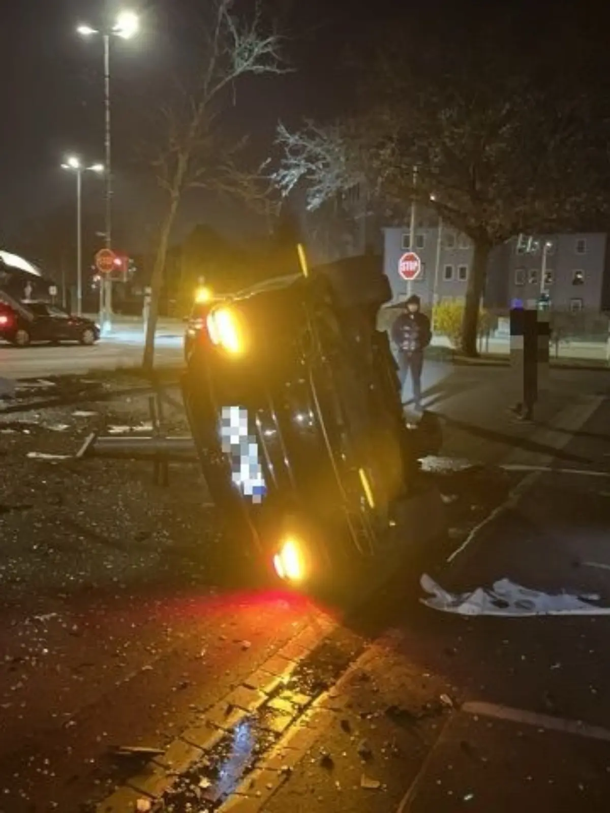 Unfallstelle mit dem auf der Seite liegenden Mercedes