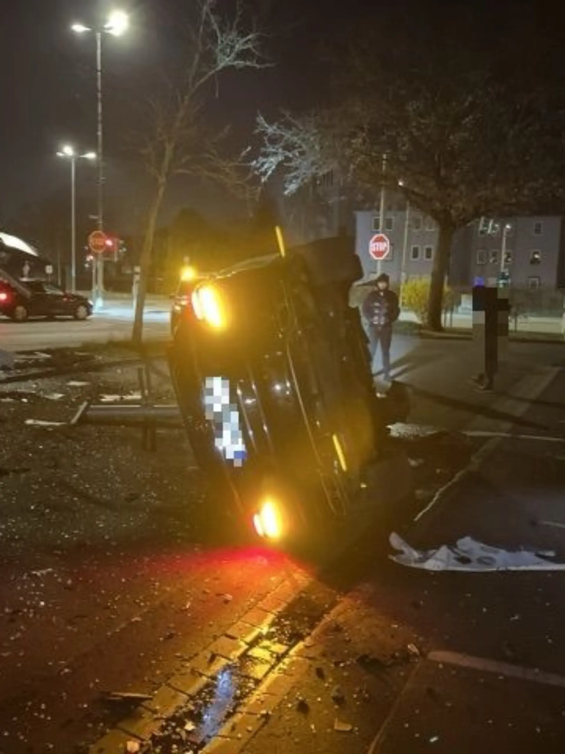 Unfallstelle mit dem auf der Seite liegenden Mercedes