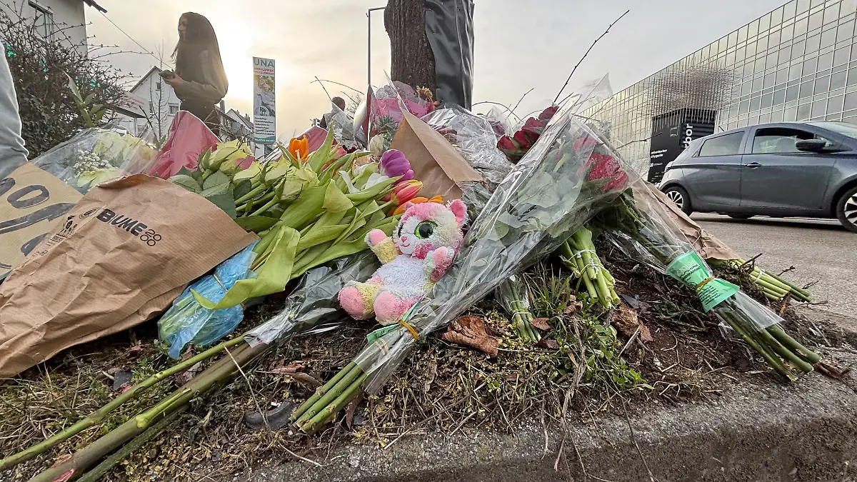 Blumen liegen am Morgen nach dem Horrorcrash an der Unfallstelle